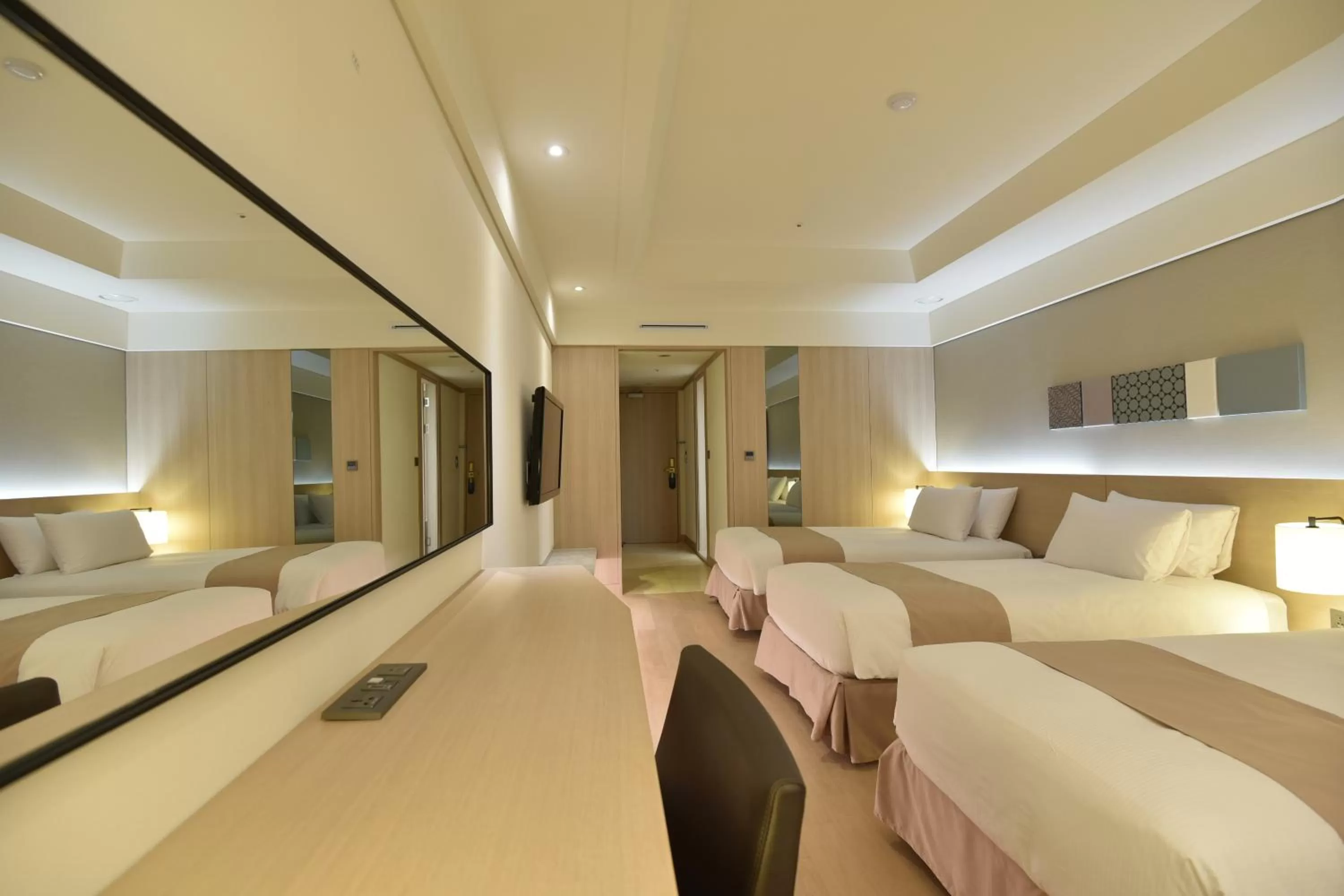 Bedroom, Bed in Pacific Hotel