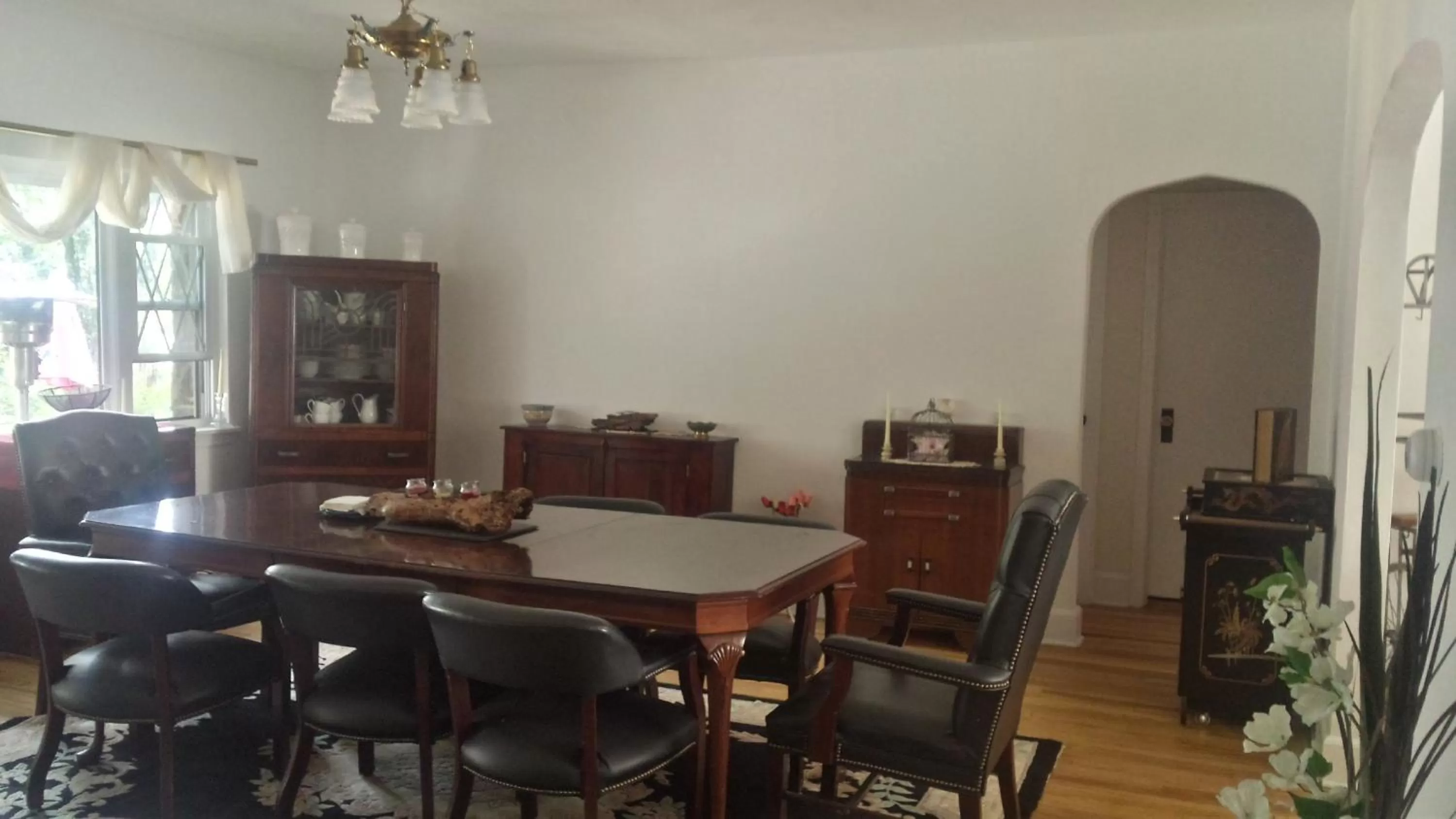Dining area in Maurrocks - A Pocono Mountains B&B
