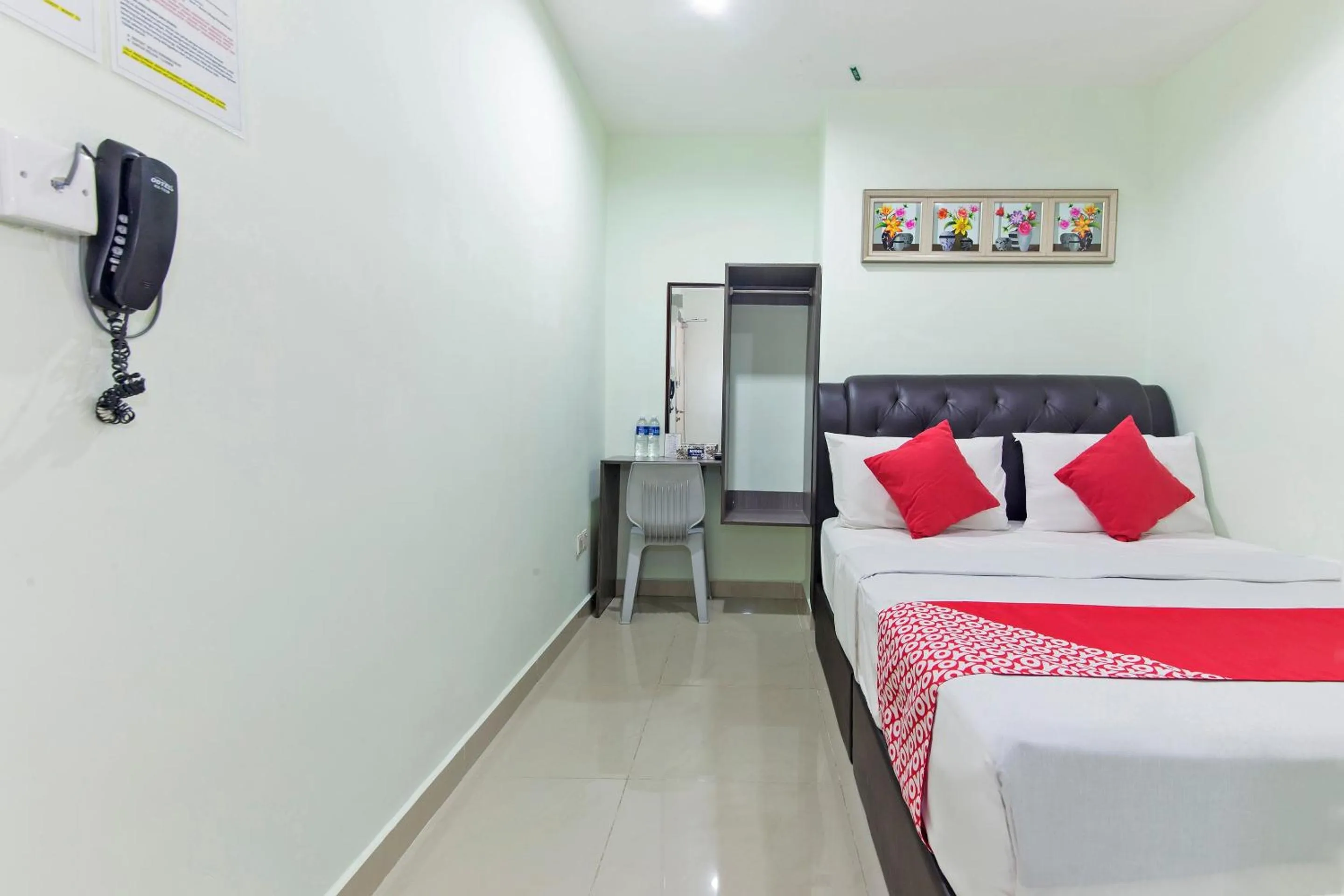 Bedroom, Bed in OYO 444 KL Empire Hotel