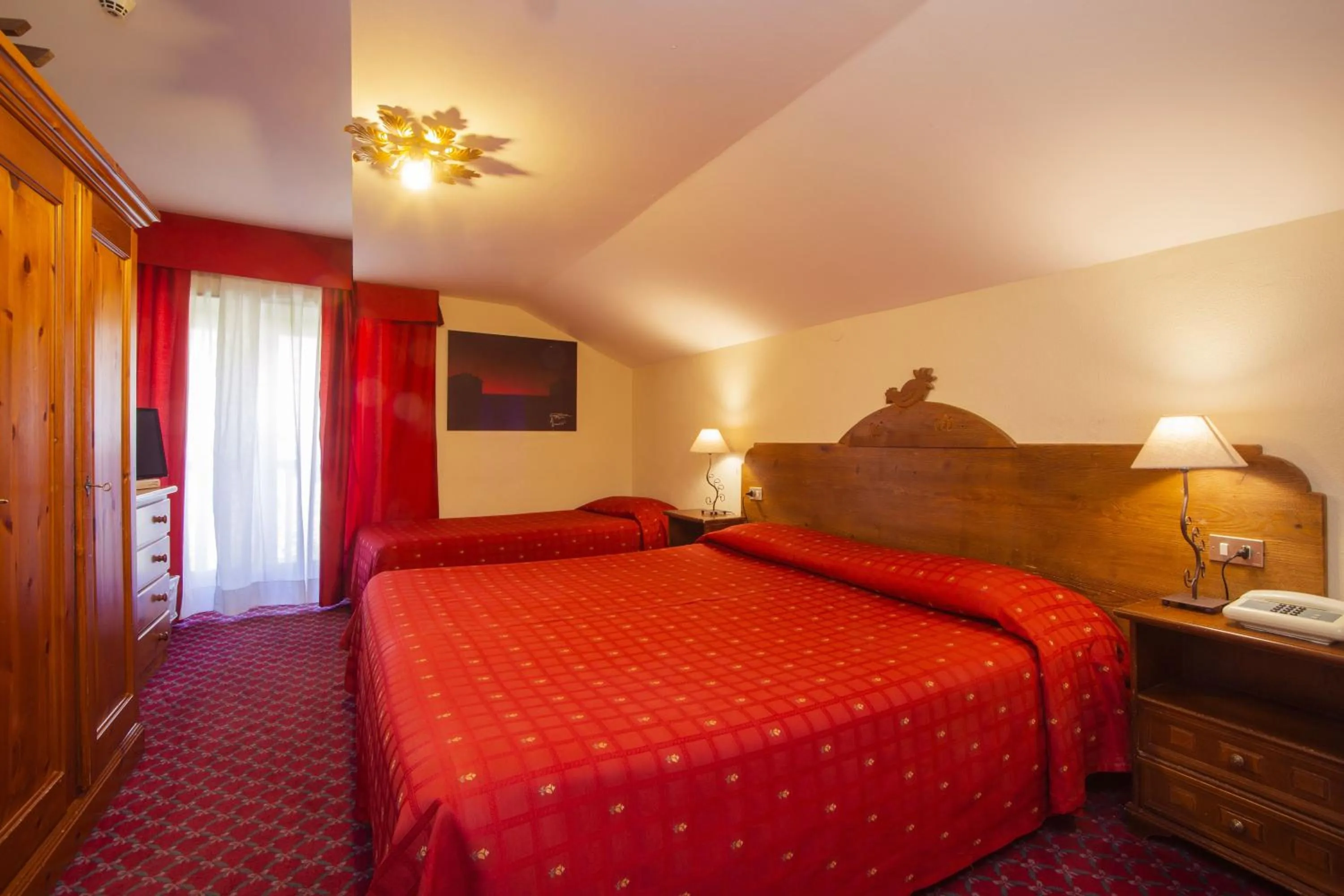 Photo of the whole room, Bed in Hotel Courmayeur