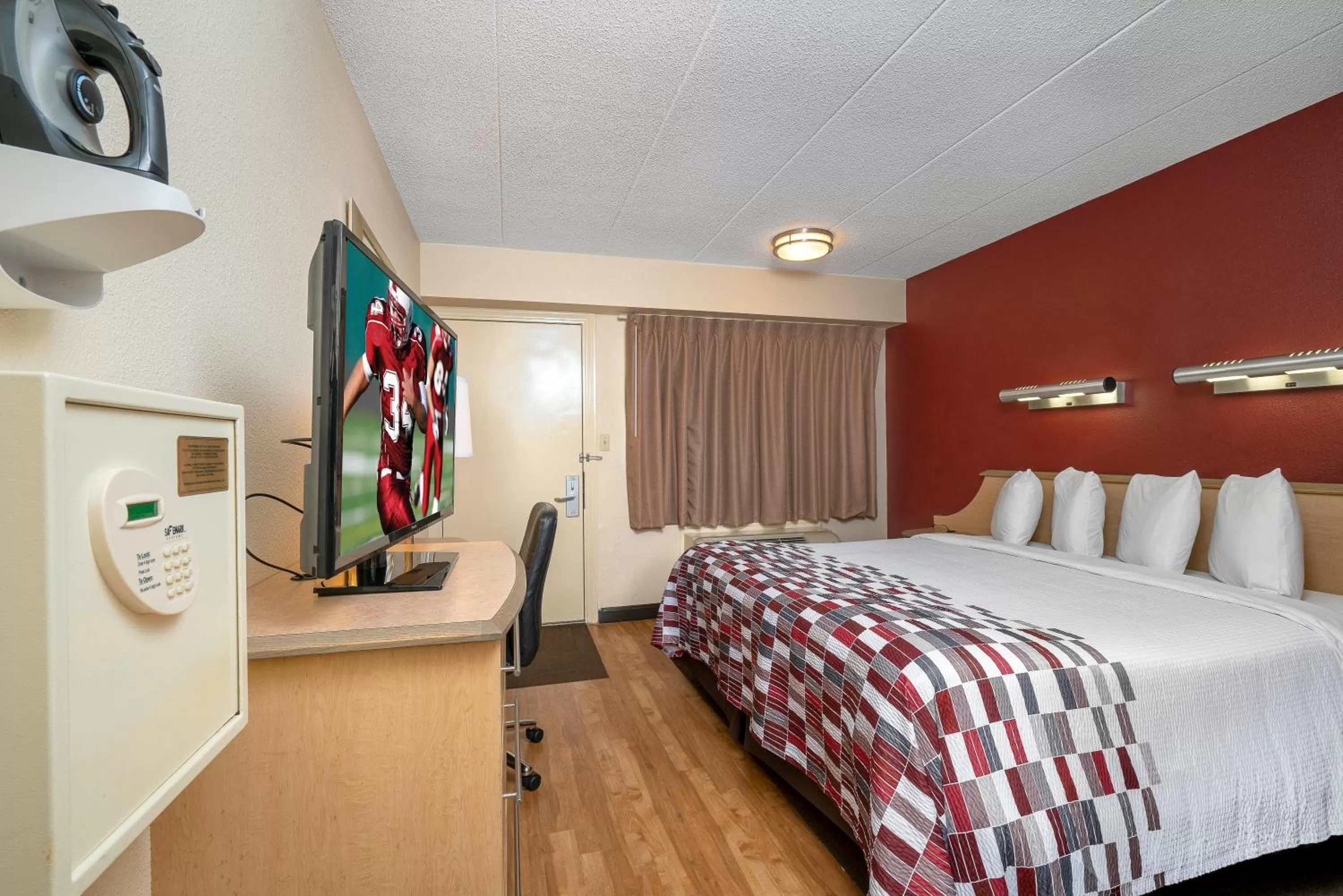 Photo of the whole room, Bed in Red Roof Inn Syracuse