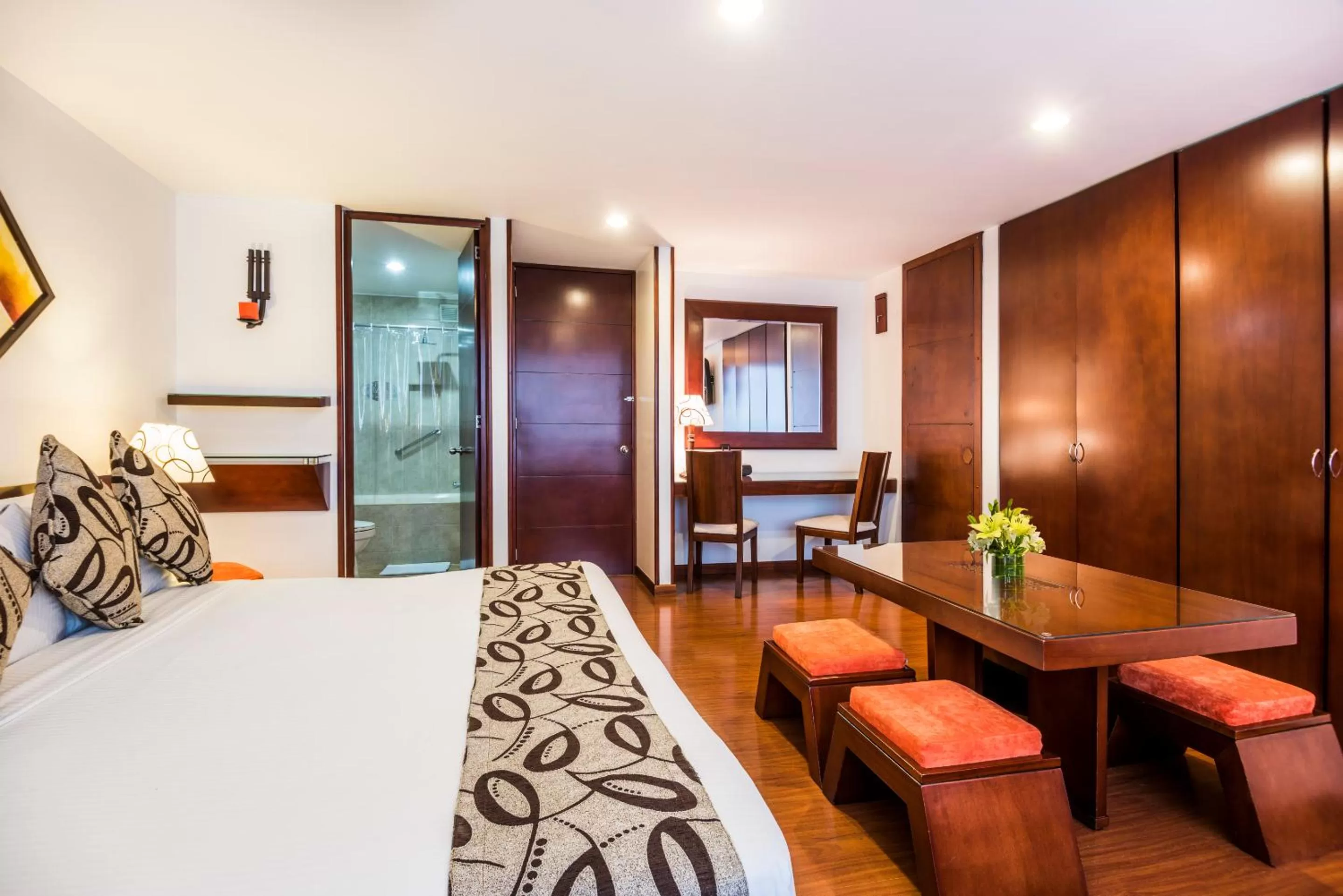 Photo of the whole room, Bed in Hotel Platinum Suite