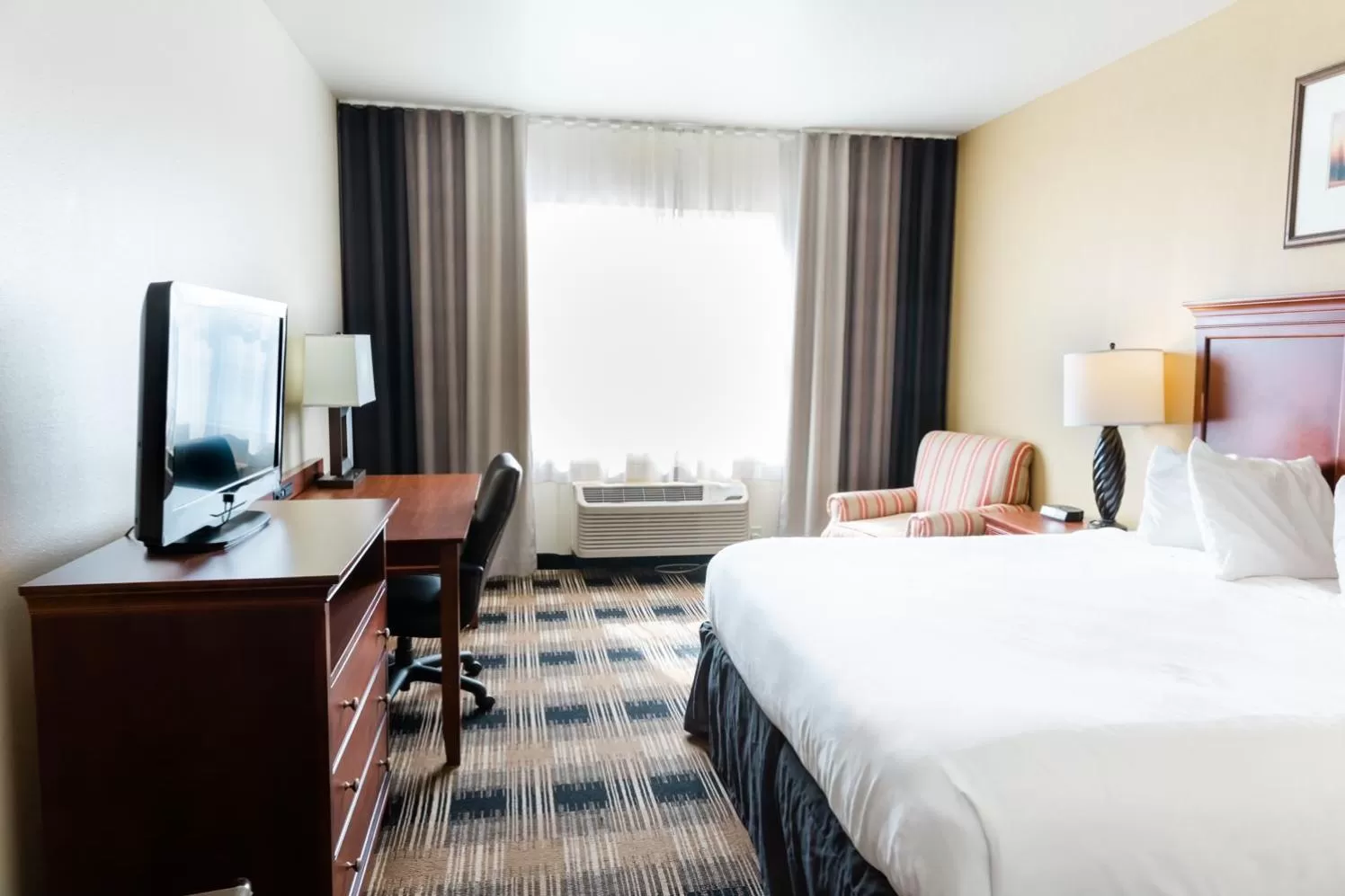 Bed in Country Inn & Suites by Radisson, Helen, GA