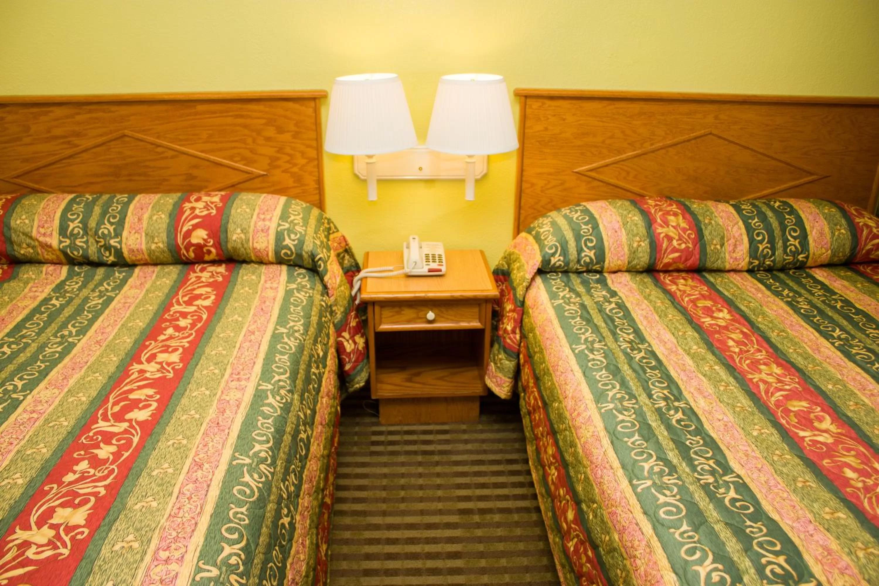 Bed in King's Rest Motel
