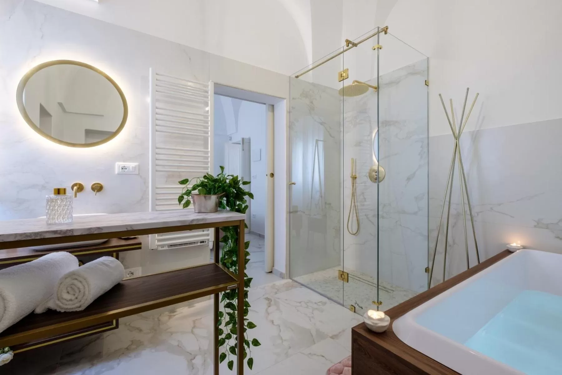 Shower, Bed in La Bella Ostuni Suites