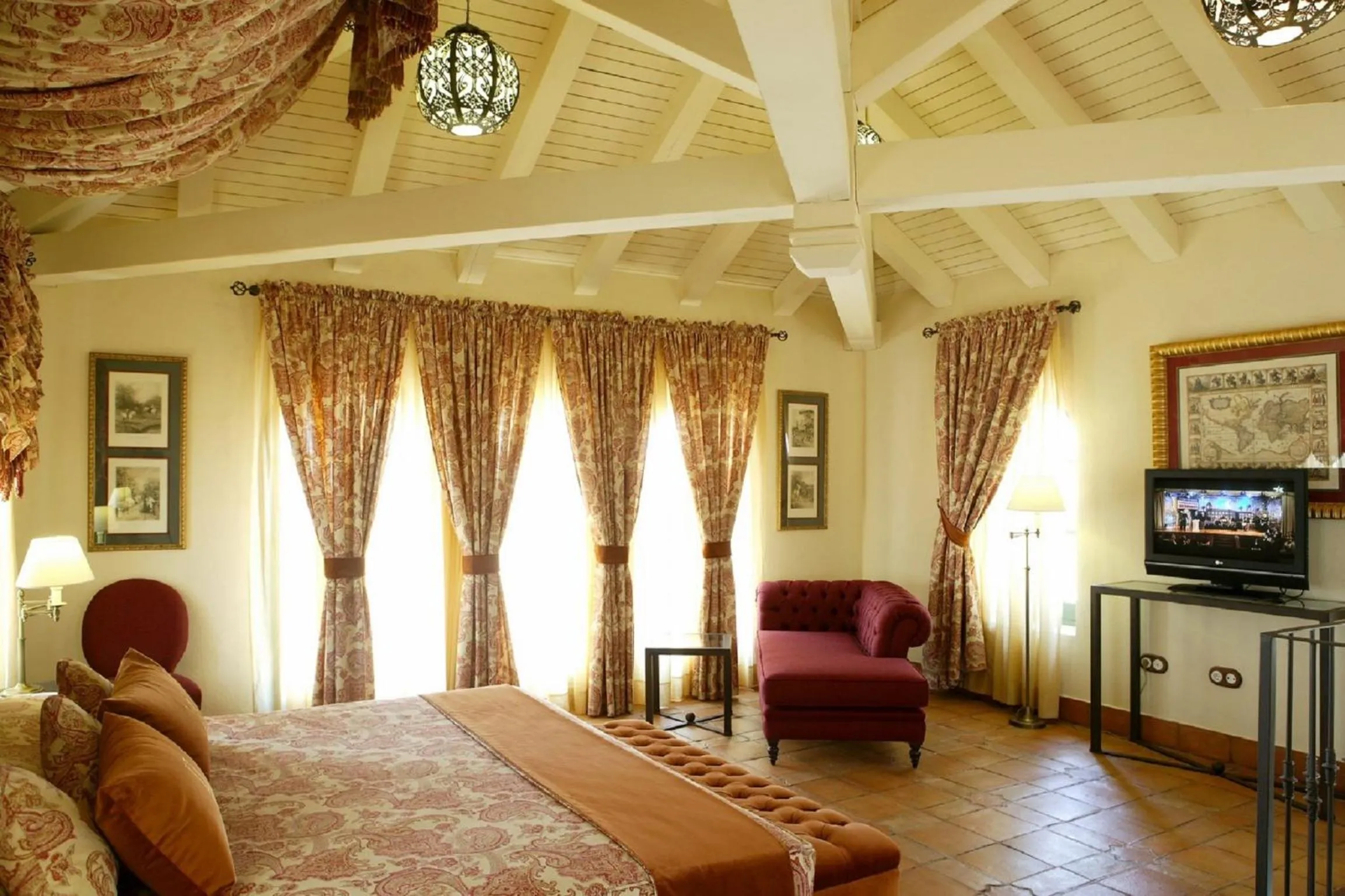 Photo of the whole room, Bed in Hacienda Montija Hotel