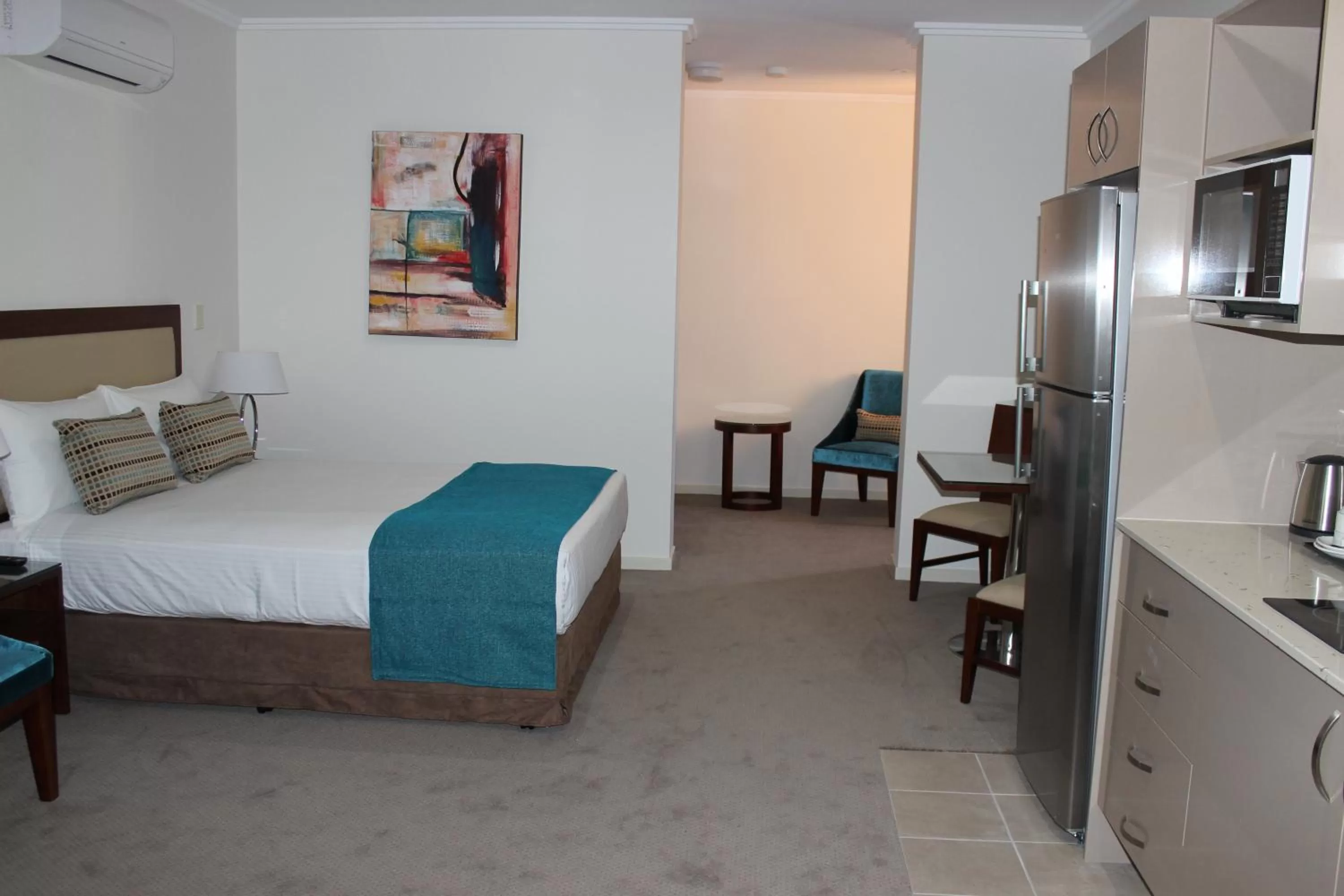 Photo of the whole room, Bed in Quality Hotel Regent Rockhampton