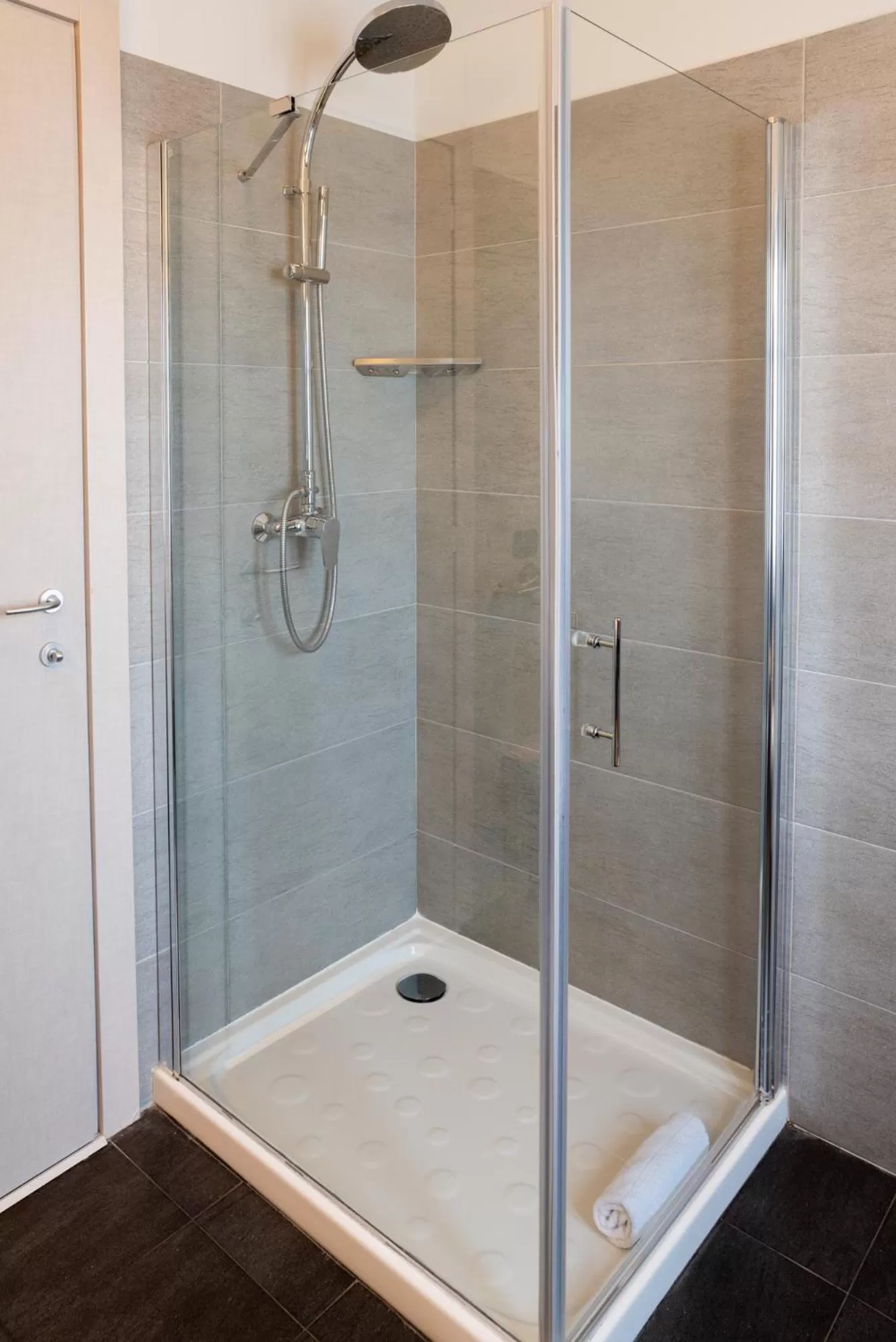 Shower in Le Torri - Castiglione Falletto