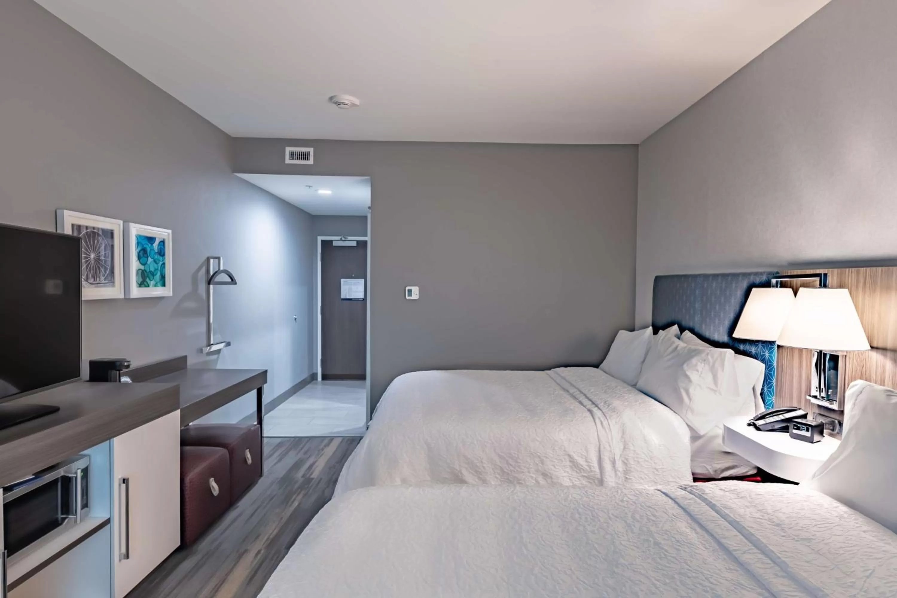 Photo of the whole room, Bed in Hampton Inn & Suites Dallas/Plano Central