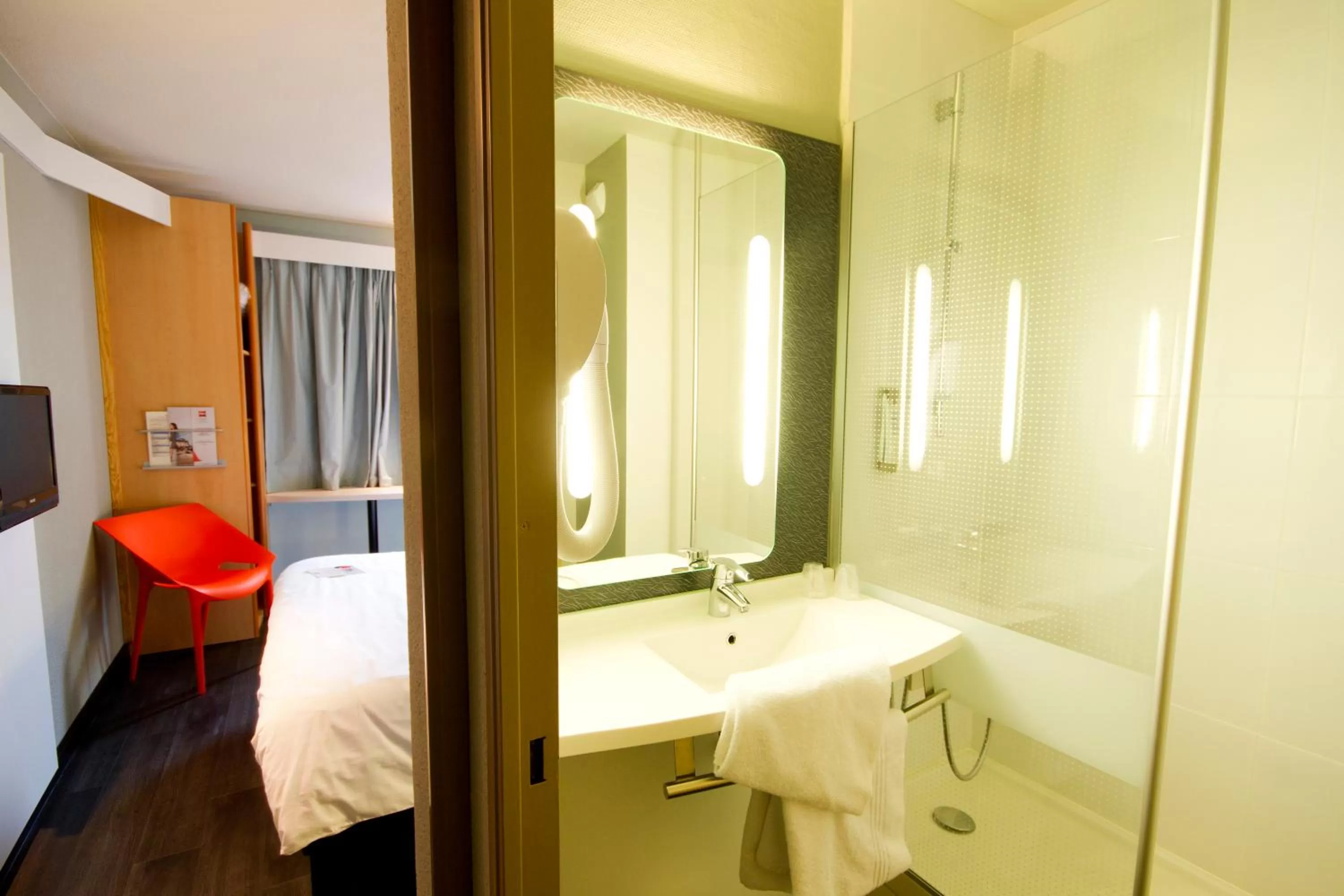 Bathroom, Bed in ibis Bayonne Centre