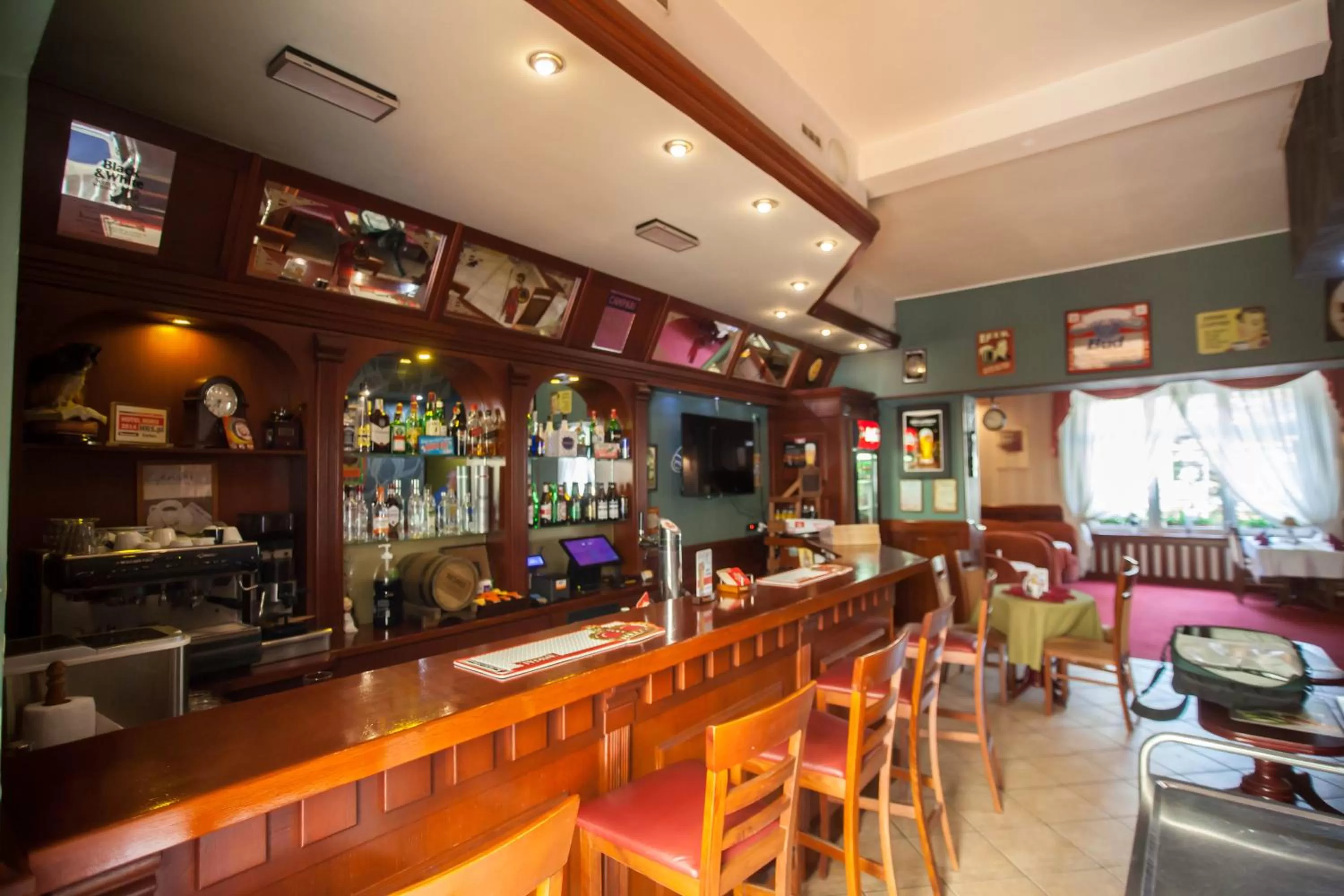 Restaurant/places to eat in Hotel Atena