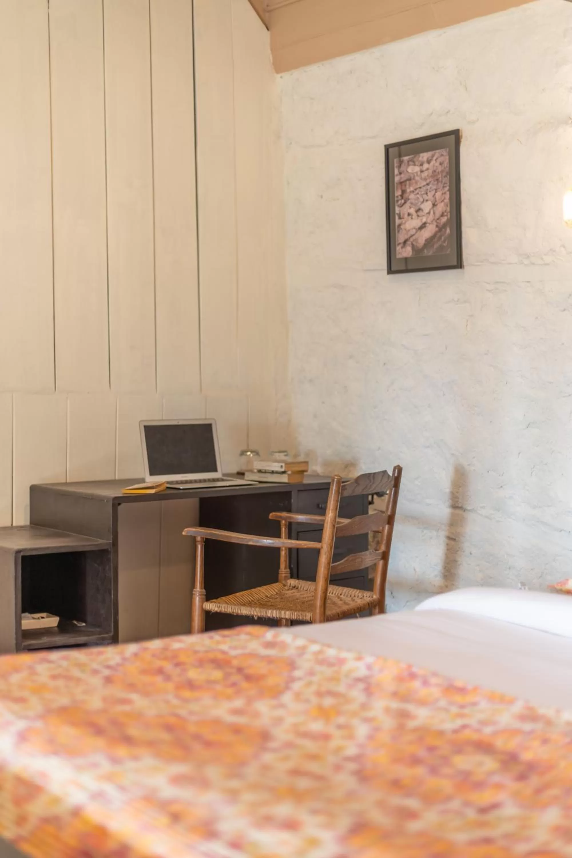 Seating area, Bed in Seclude Shimla, Taraview