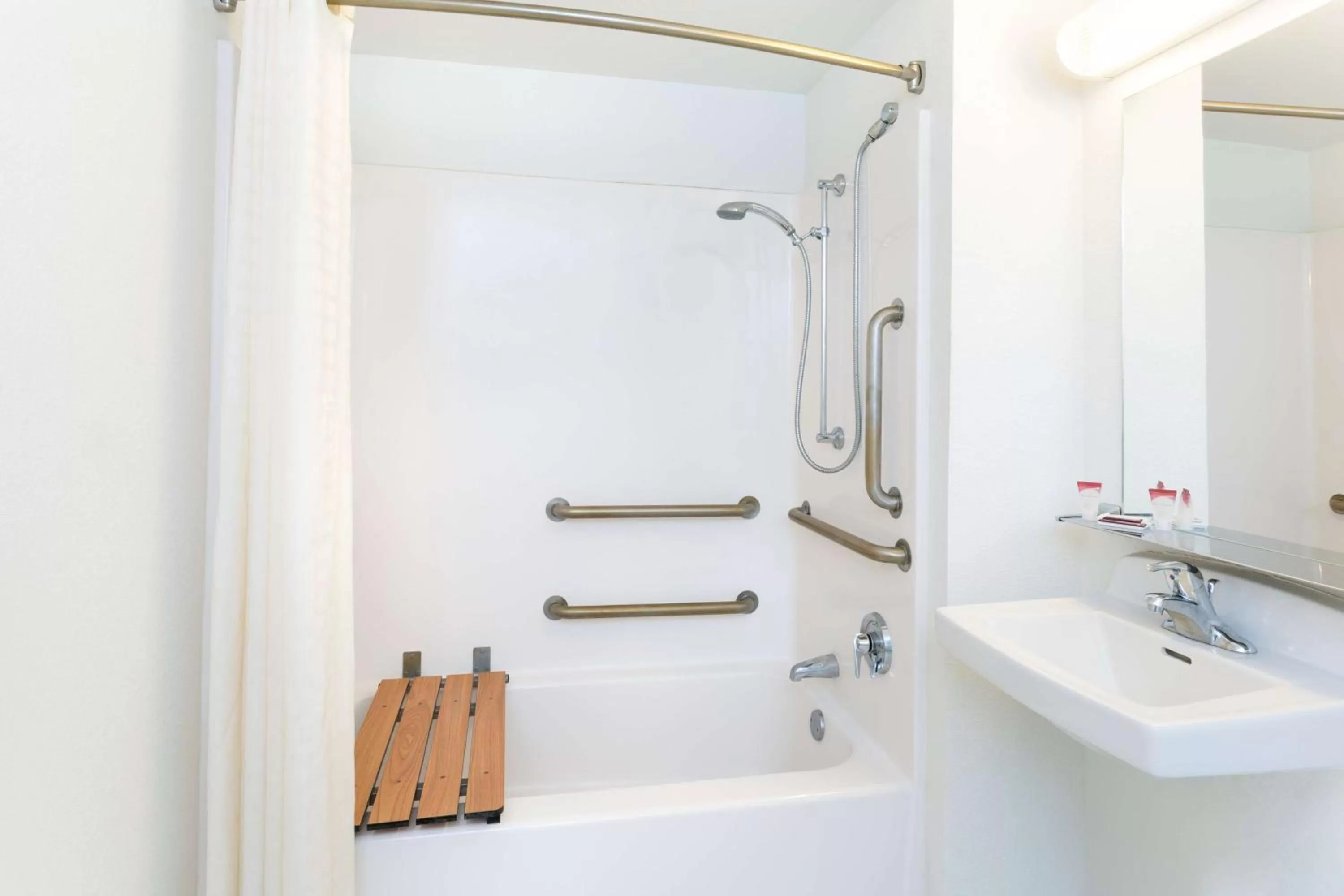 King Room - Disability Access - Non-Smoking in Knights Inn Punta Gorda