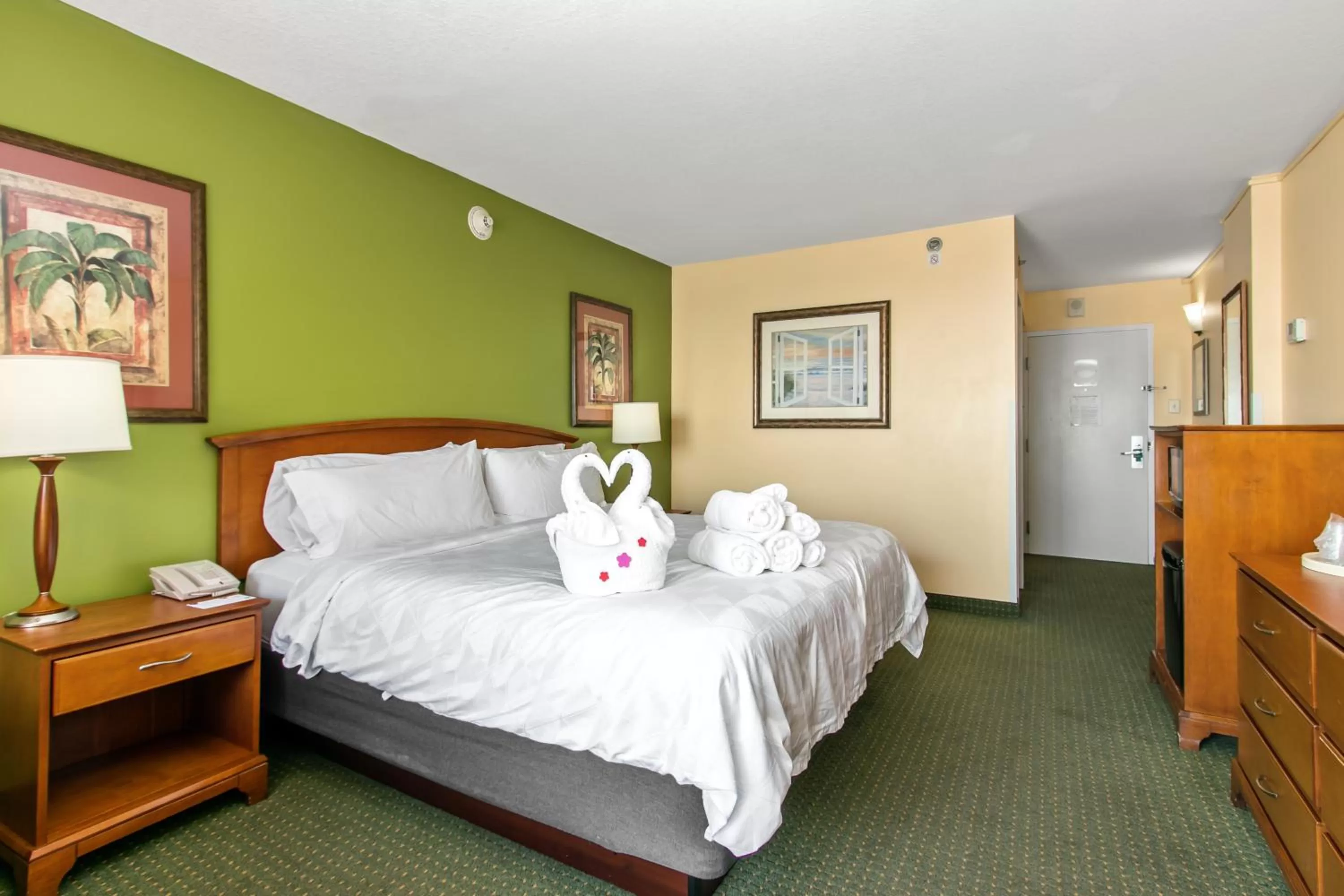 Bed in Holiday Inn & Suites Clearwater Beach by IHG