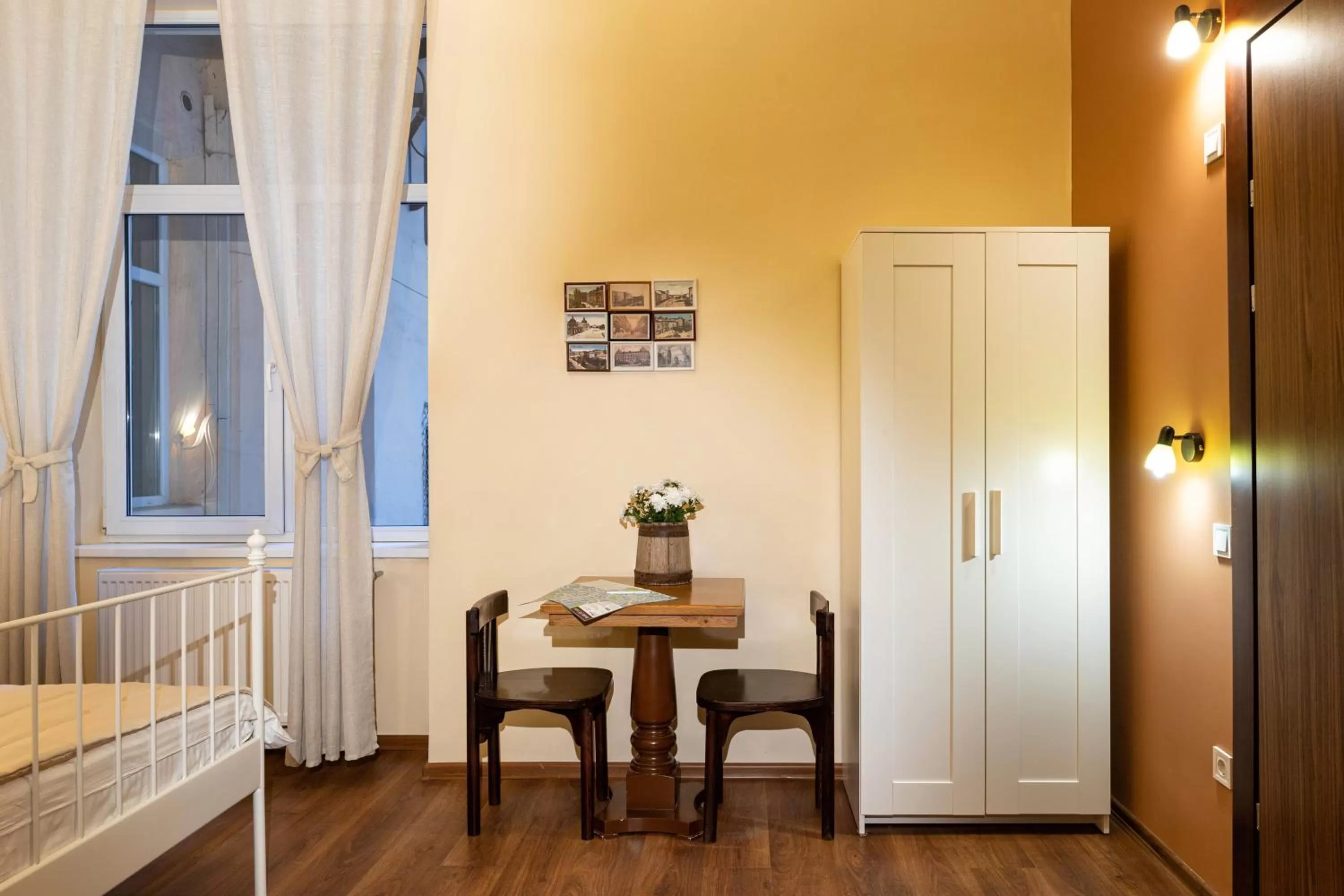 Bed, Dining Area in Post House Rooms