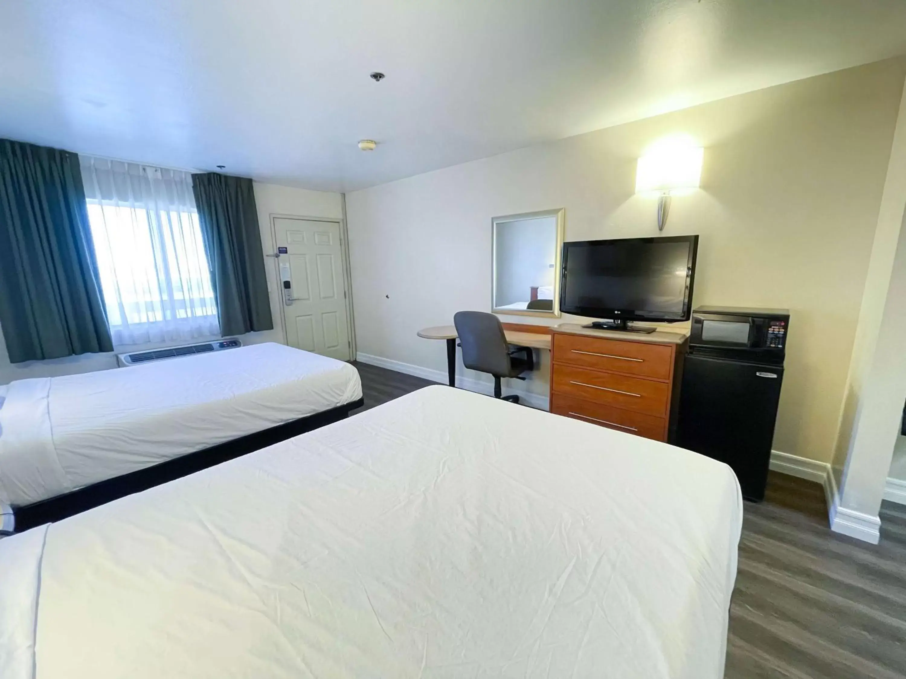 Queen Suite - Non-Smoking in Motel 6 Barstow, CA I15 and Lenwood Road Queen Suite - Non-Smoking in Motel 6 Barstow, CA I15 and Lenwood Road