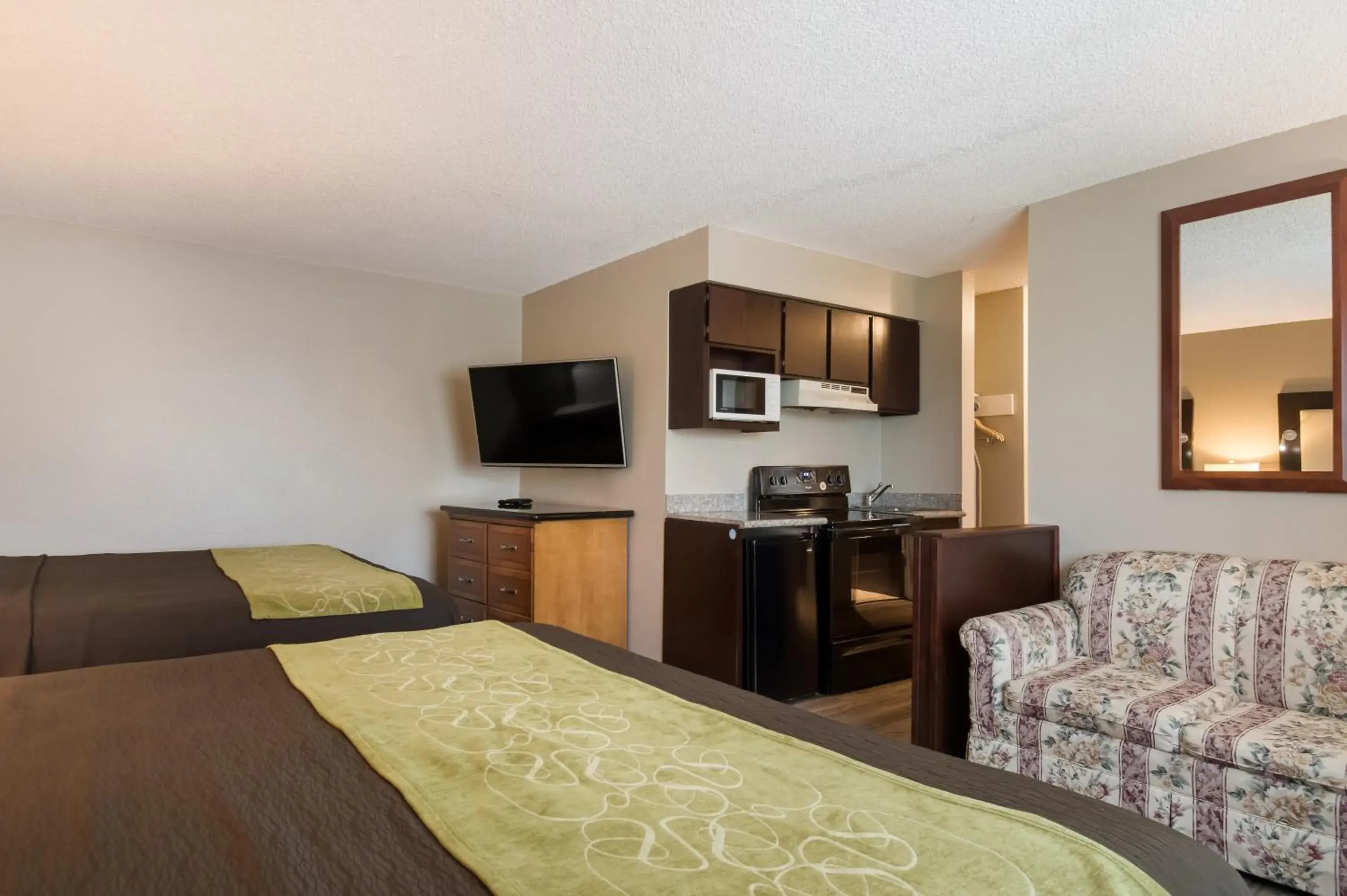 Two-Bedroom Deluxe King Suite with Living Room - Non Smoking in Rodeway Inn & Suites Portland West - Beaverton Two-Bedroom Deluxe King Suite with Living Room - Non Smoking in Rodeway Inn & Suites Portland West - Beaverton