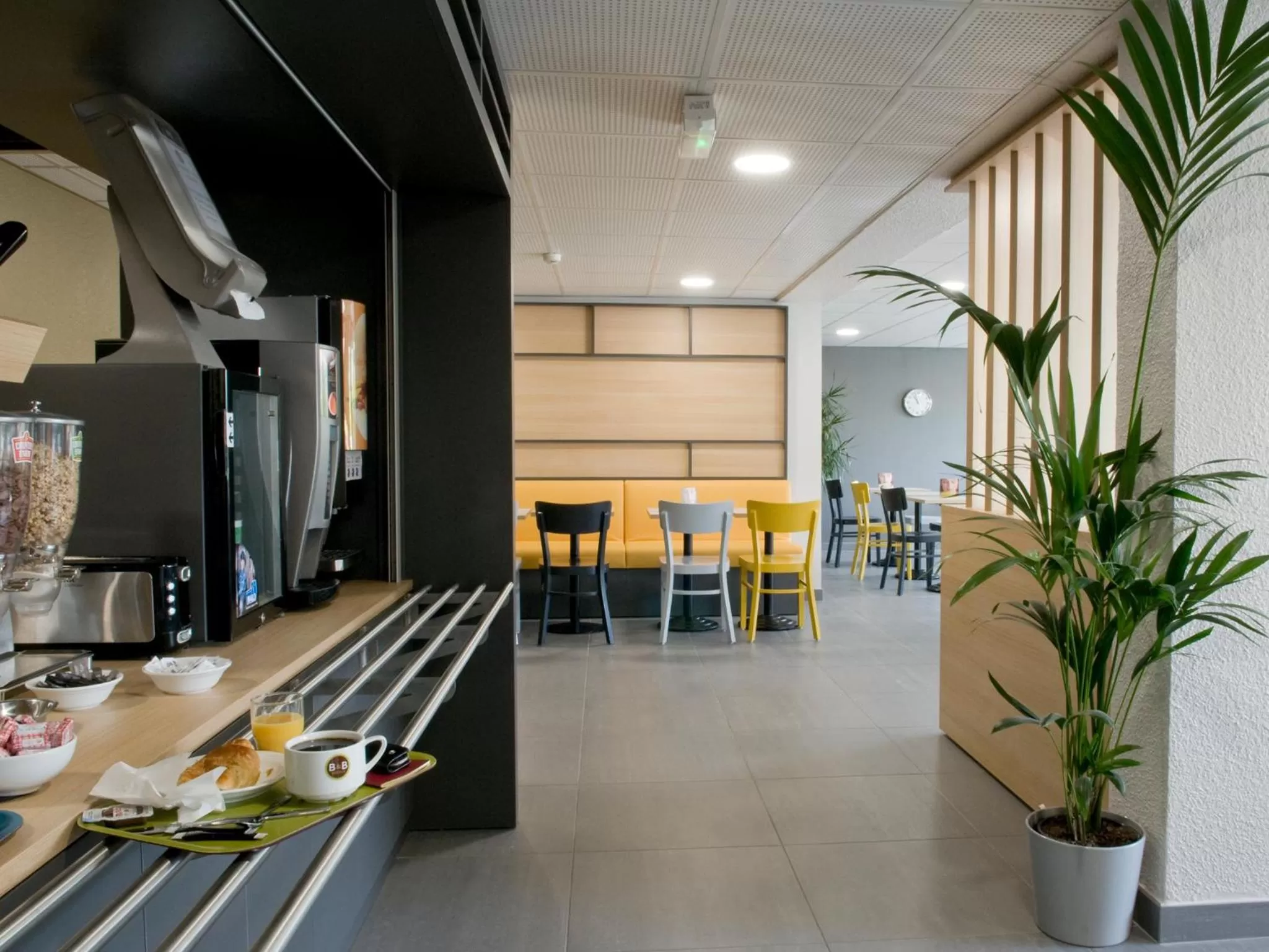 Restaurant/places to eat in B&B HOTEL Saint-Quentin