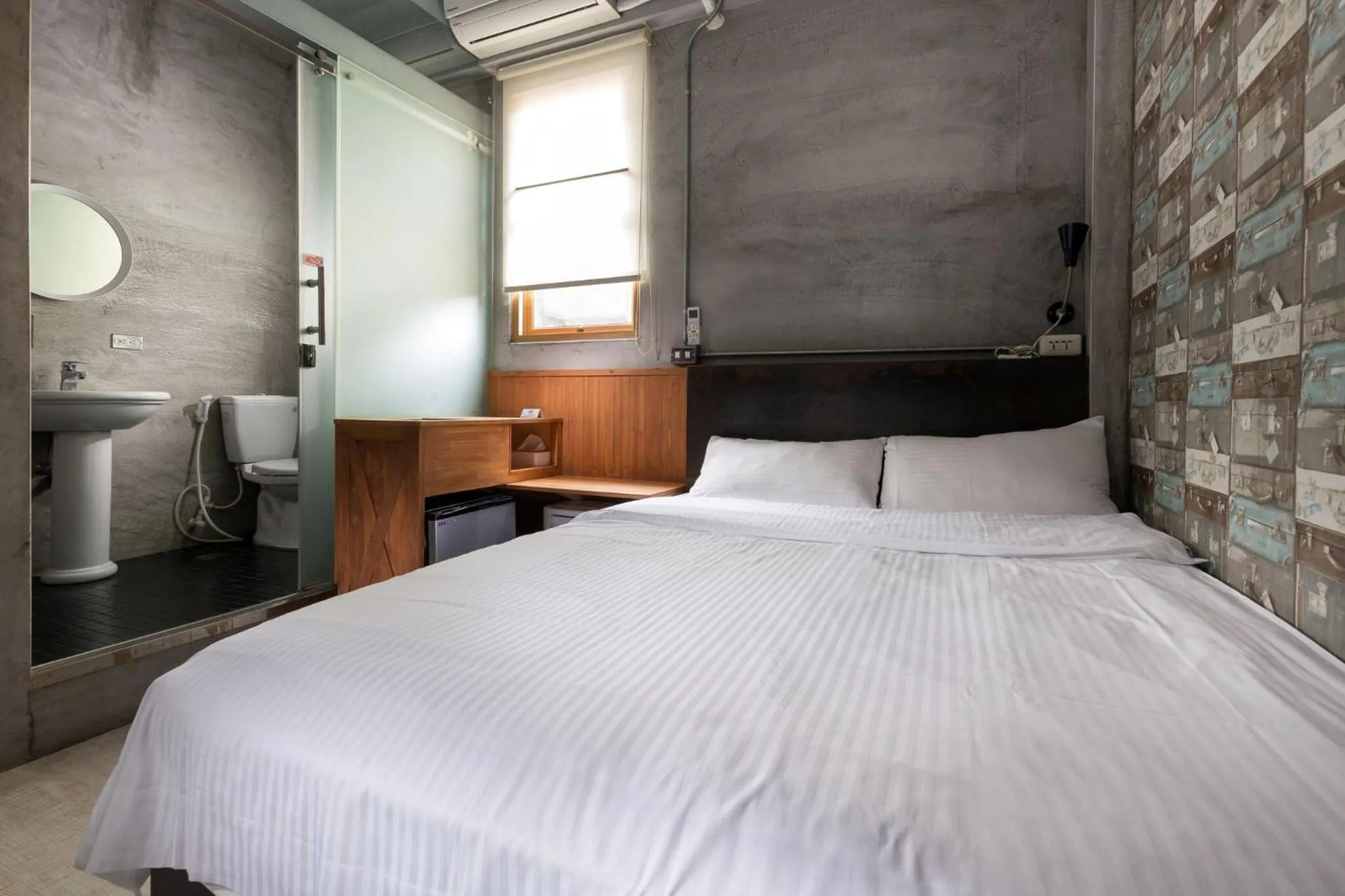 Photo of the whole room, Bed in You Worth Inn