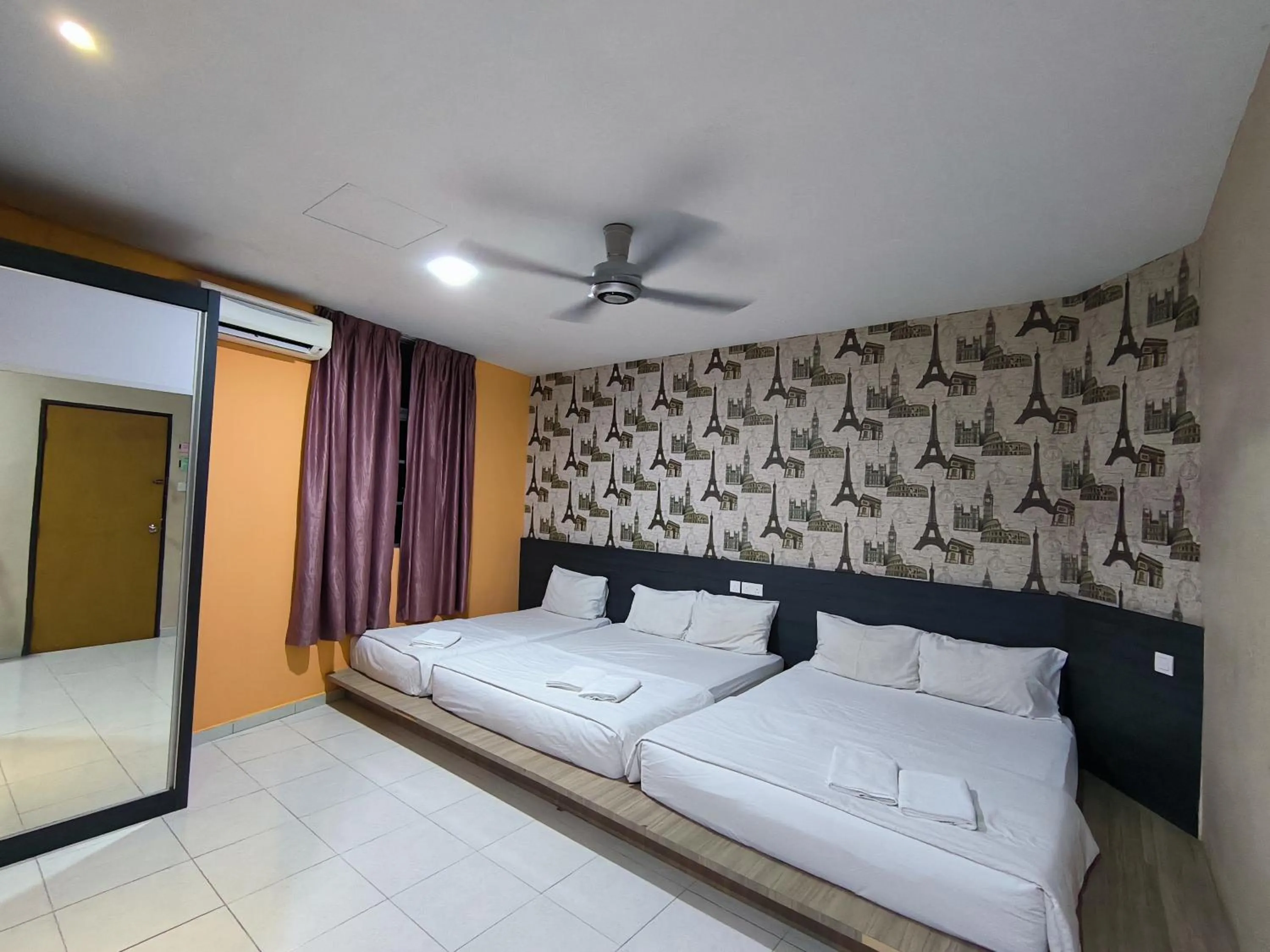 Photo of the whole room, Bed in GOLDEN GUEST HOUSE KUANTAN