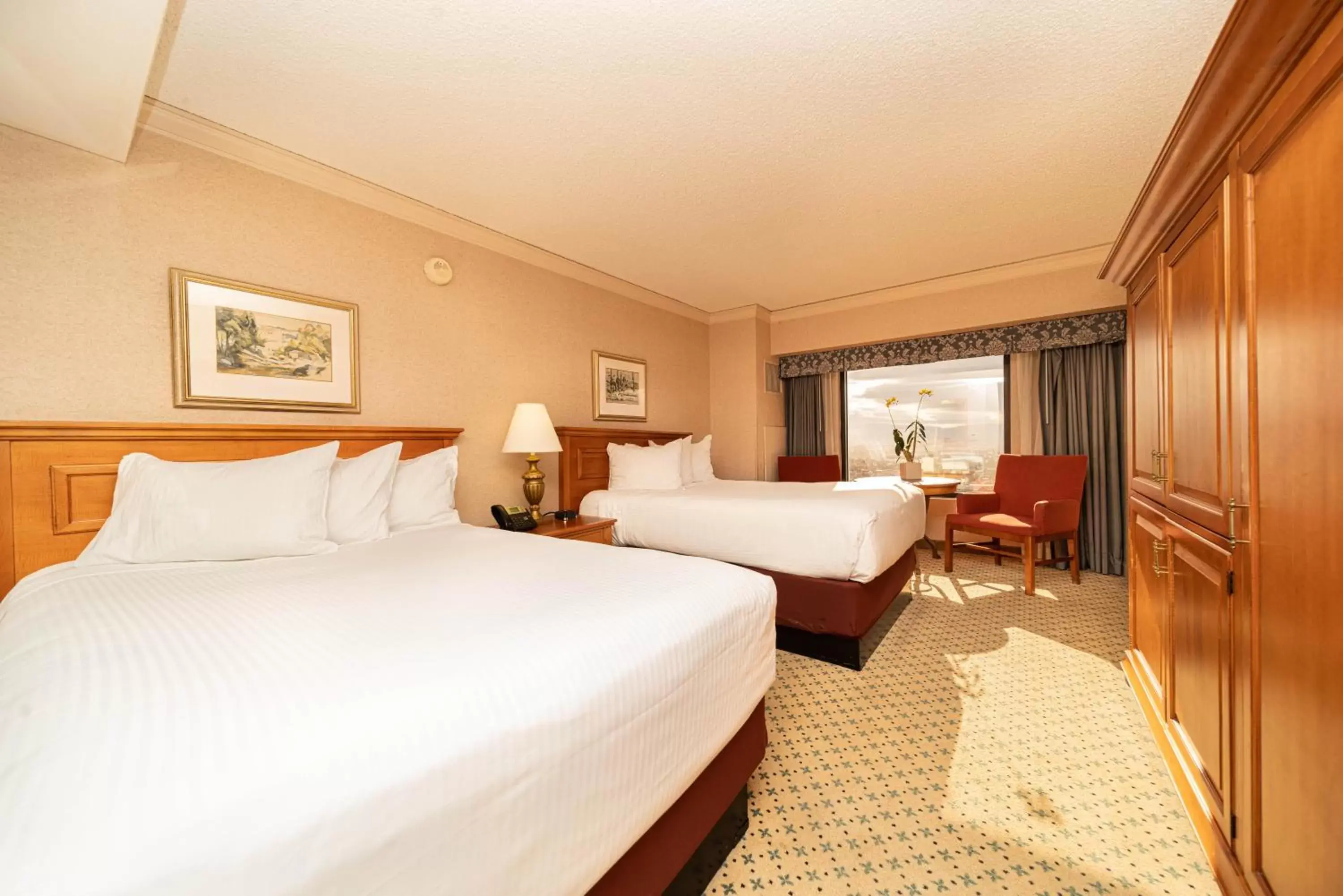 Double Room in Reno Suites Double Room in Reno Suites