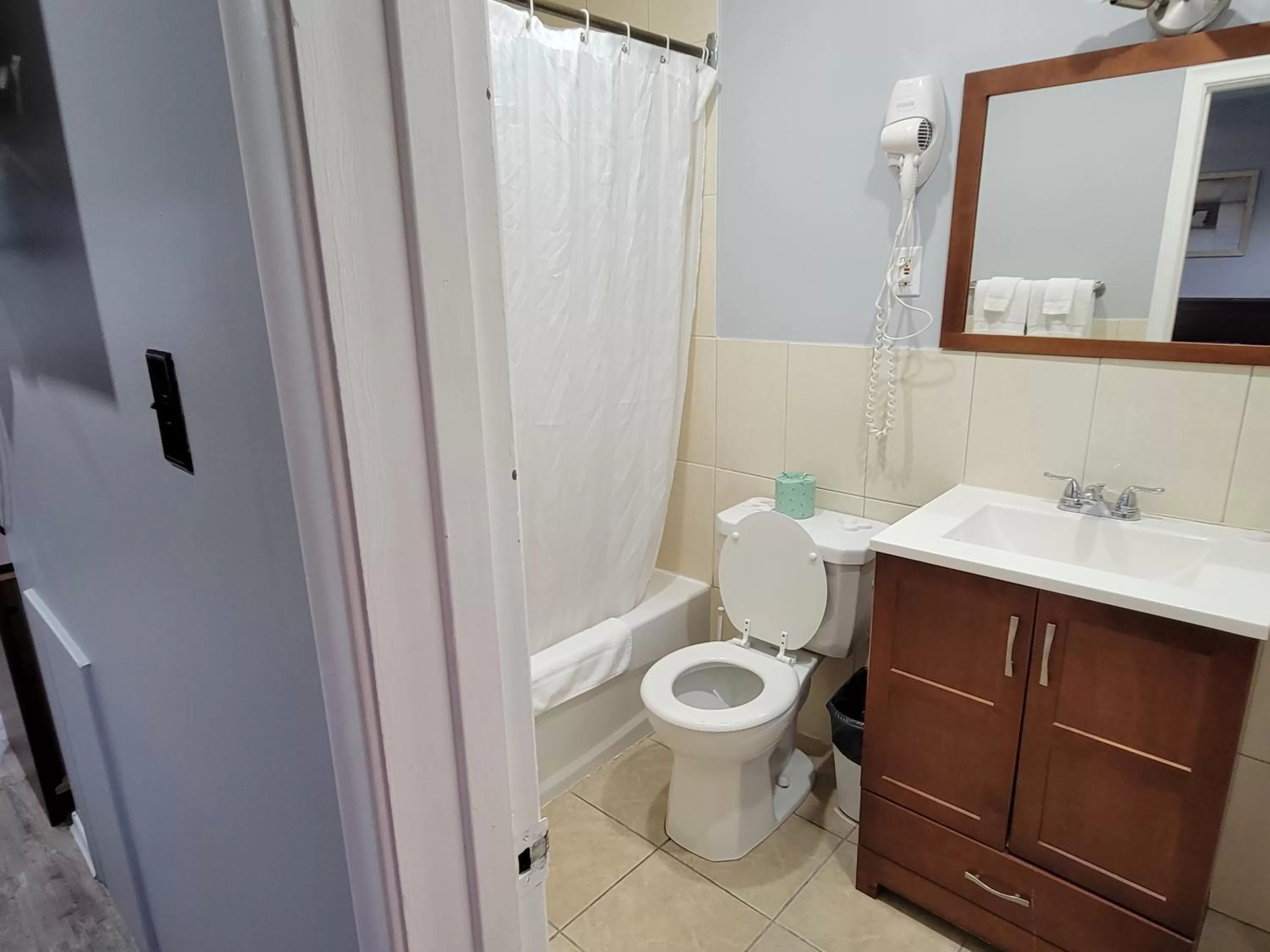 Bathroom in Knights Inn Cobourg