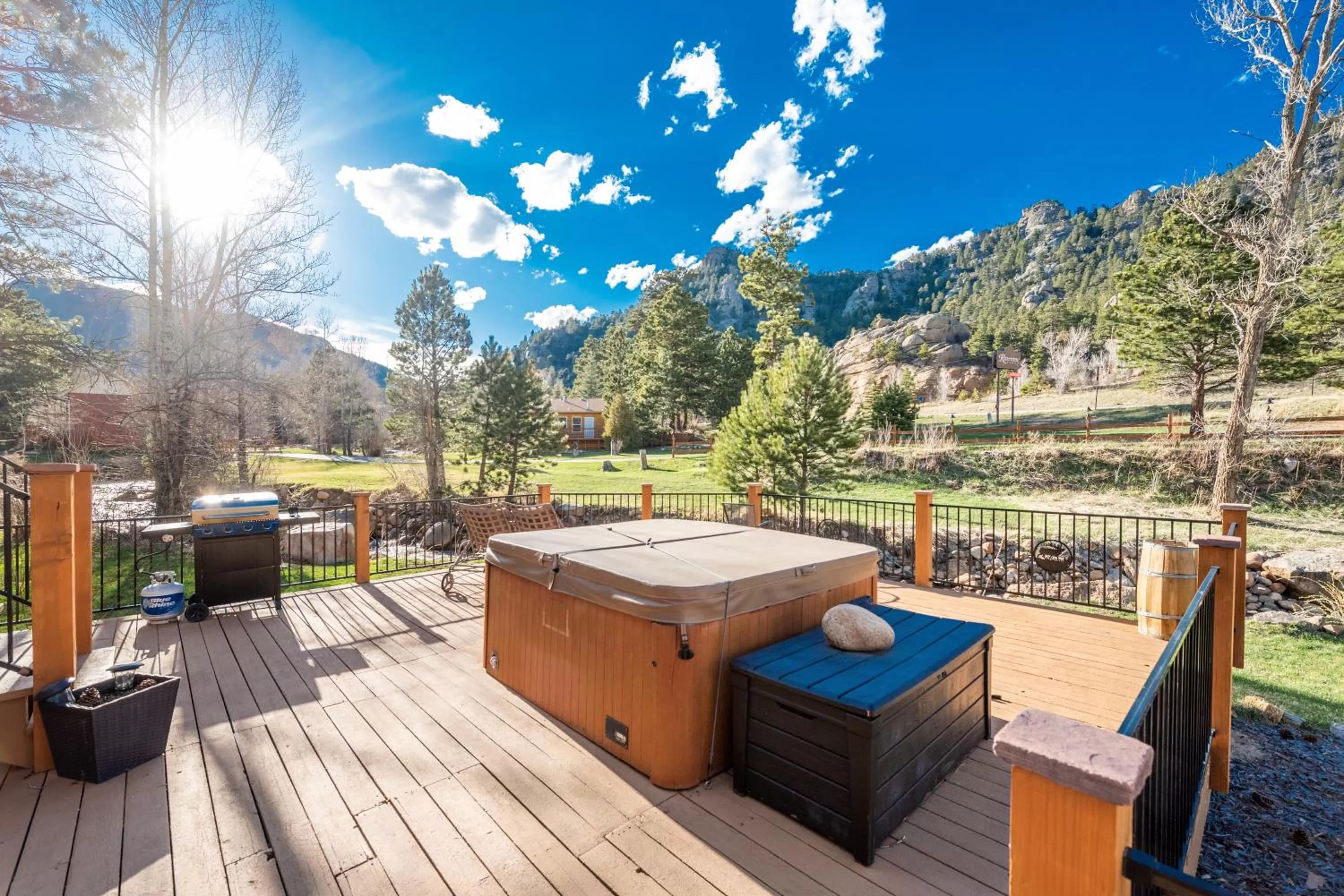 BBQ facilities in 4 Seasons Inn on Fall River