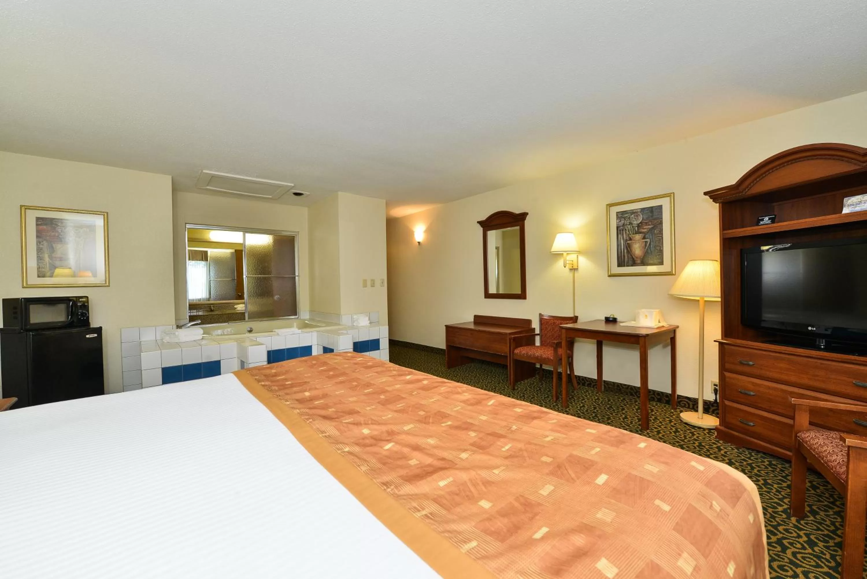 Bed in SureStay Plus Hotel by Best Western Wytheville