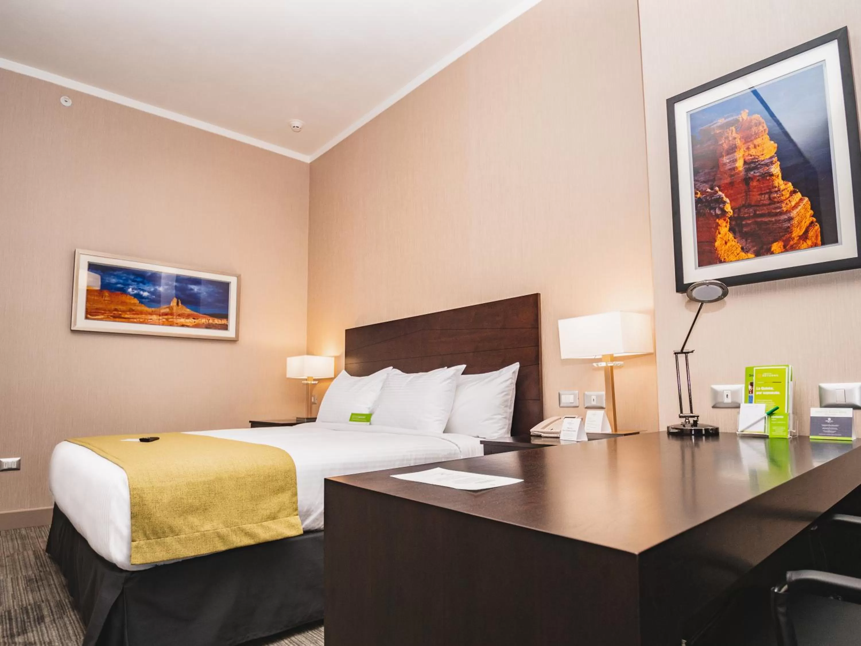 Bedroom, Bed in Wyndham Santiago Aeropuerto