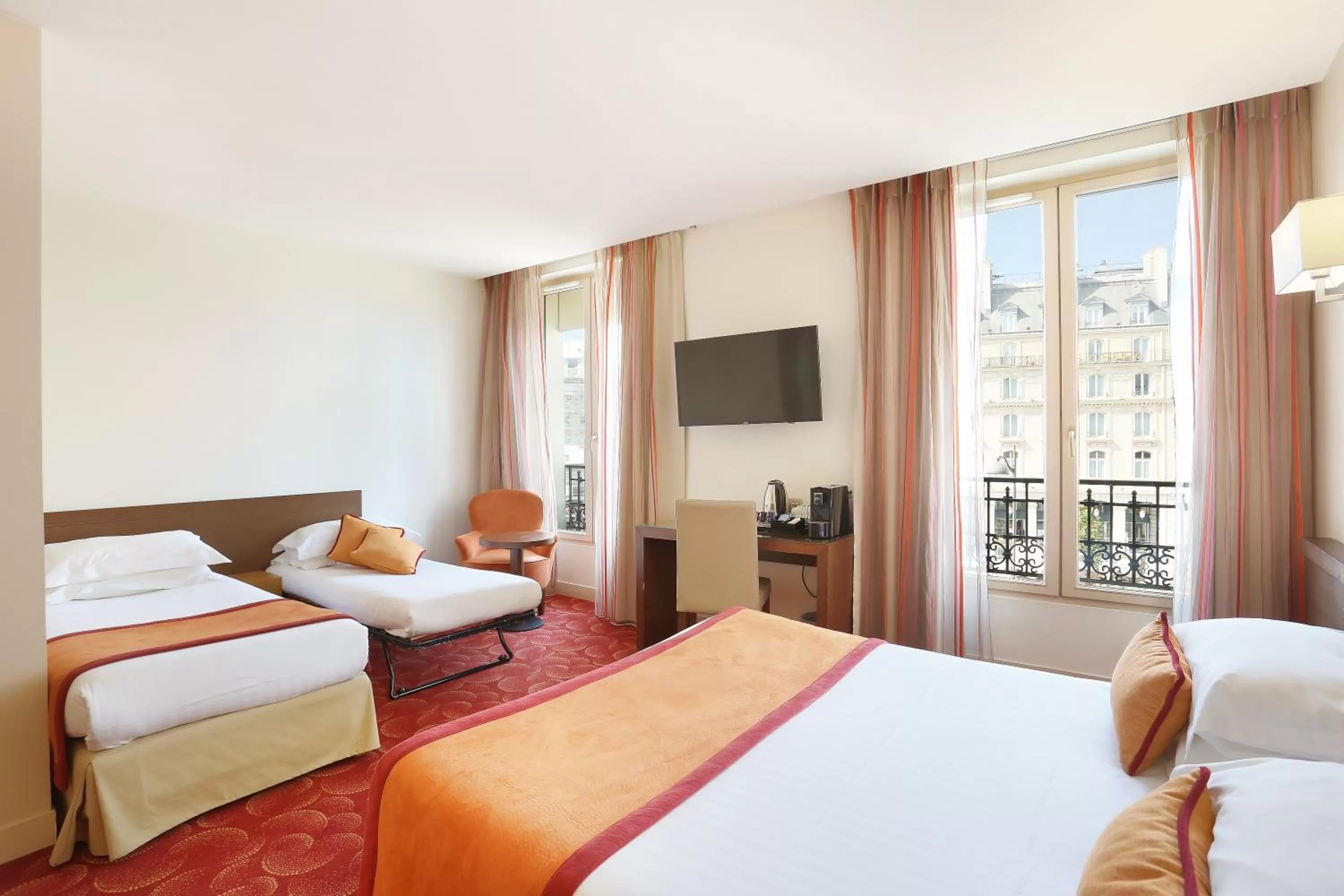 Bedroom, Bed in Le Grand Hôtel de Normandie