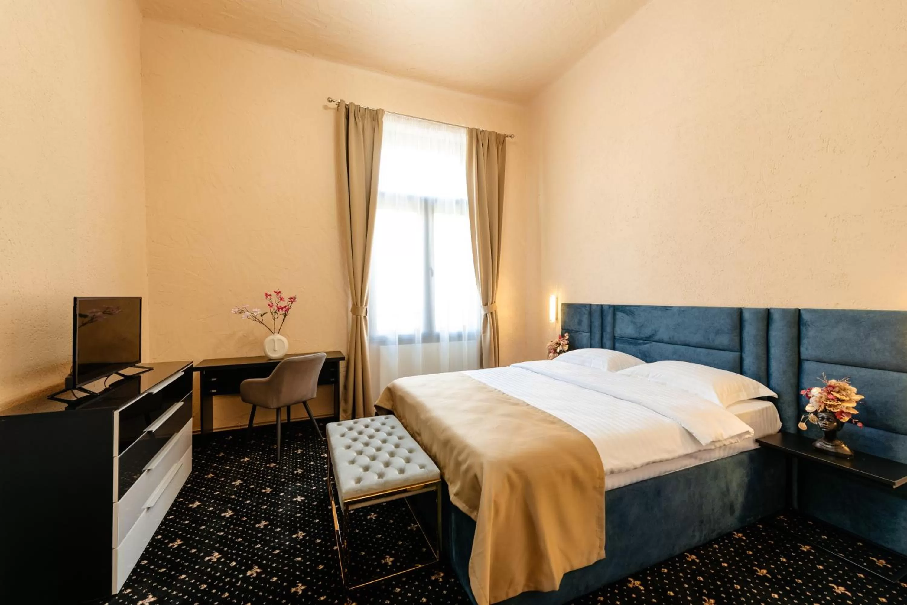 Bedroom, Bed in Palace Bulevard Inn