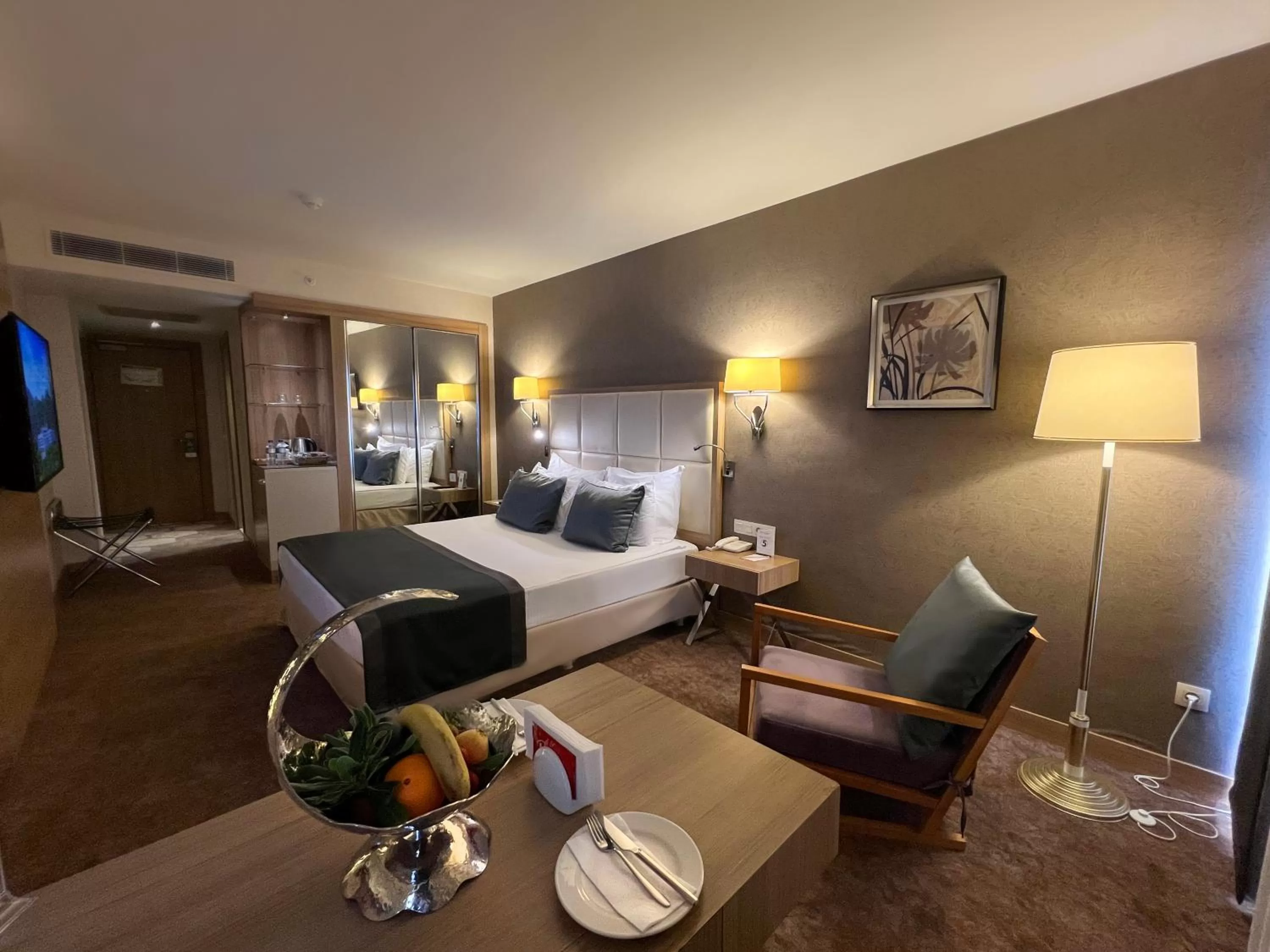 Photo of the whole room, Bed in Kaya Izmir Thermal & Convention