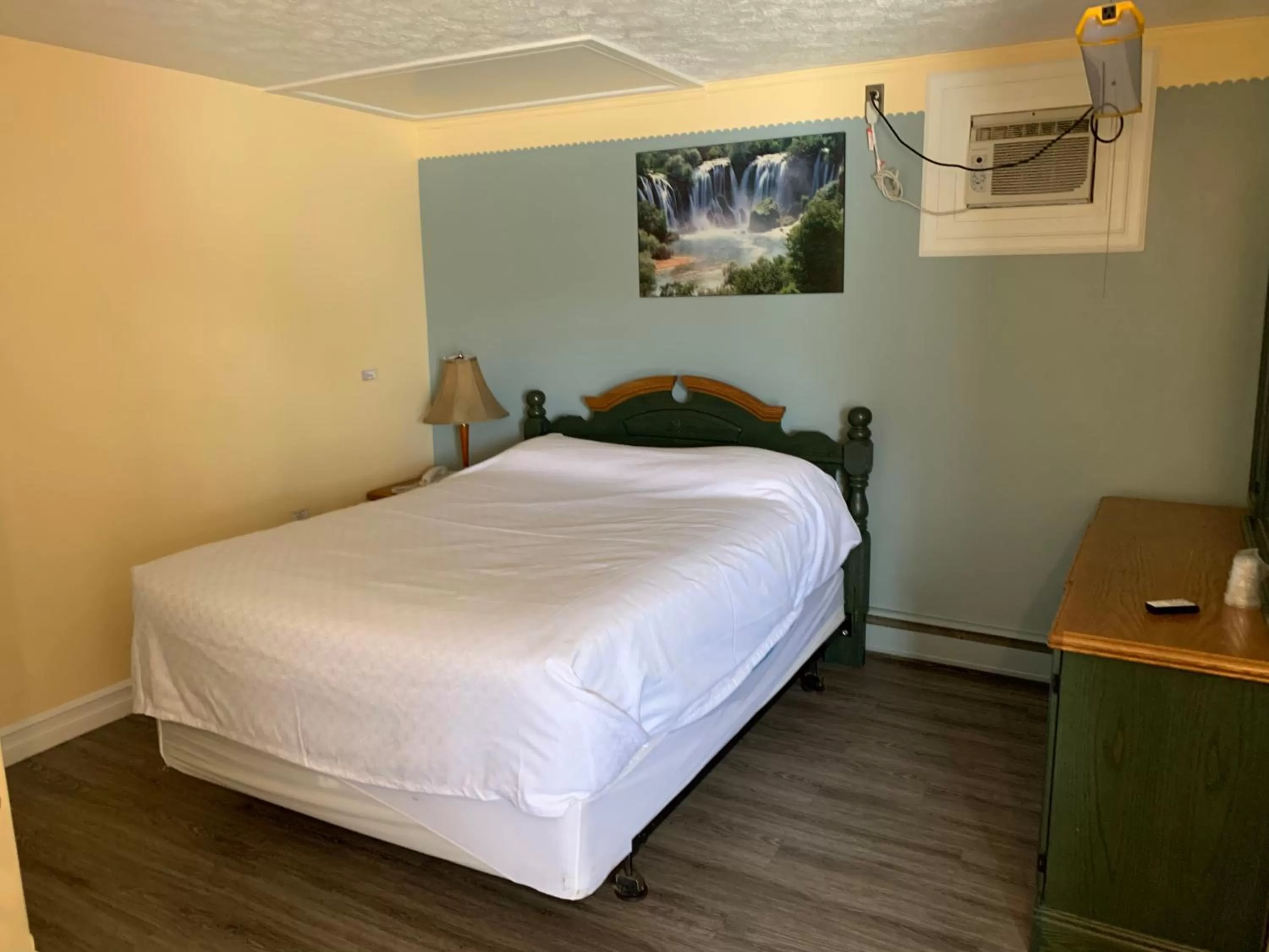 Bedroom, Bed in Sunparlor Motel