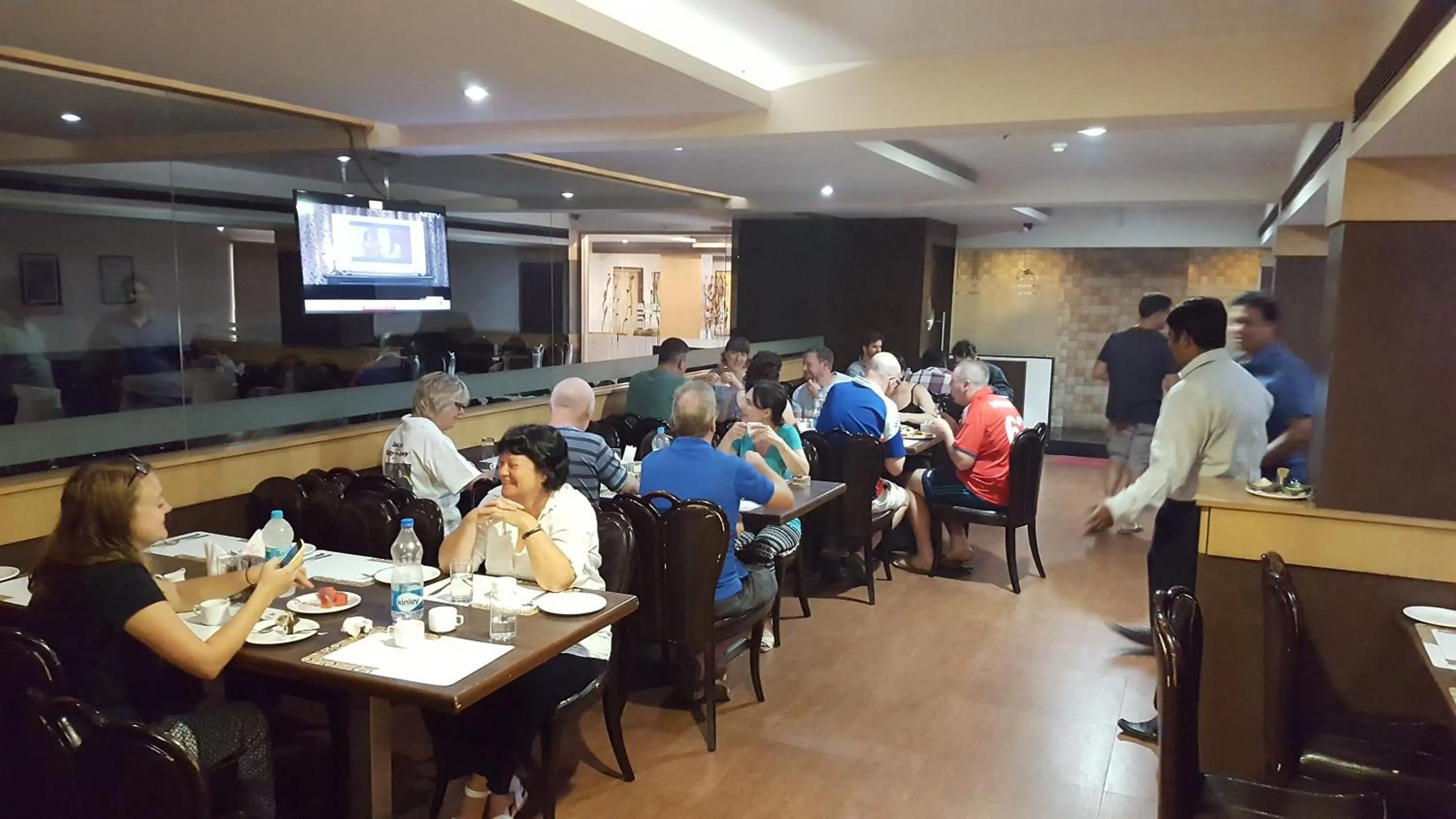 Restaurant/places to eat in Hotel Winsar Park