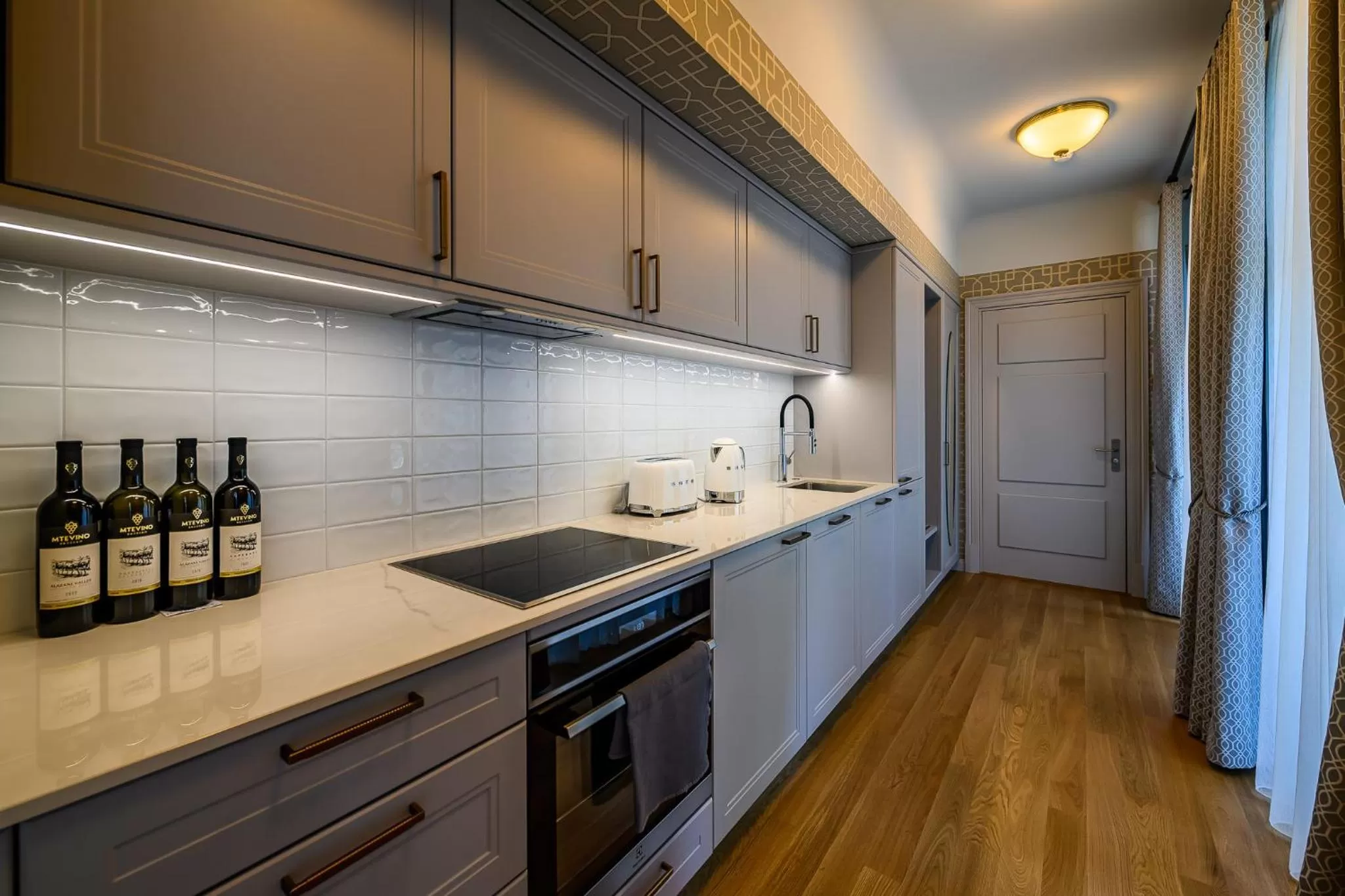 Coffee/tea facilities, Kitchen/Kitchenette in Roze Kūrmājas Residence