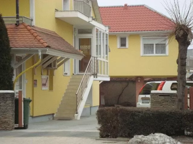 Facade/entrance in Szieszta Panzió