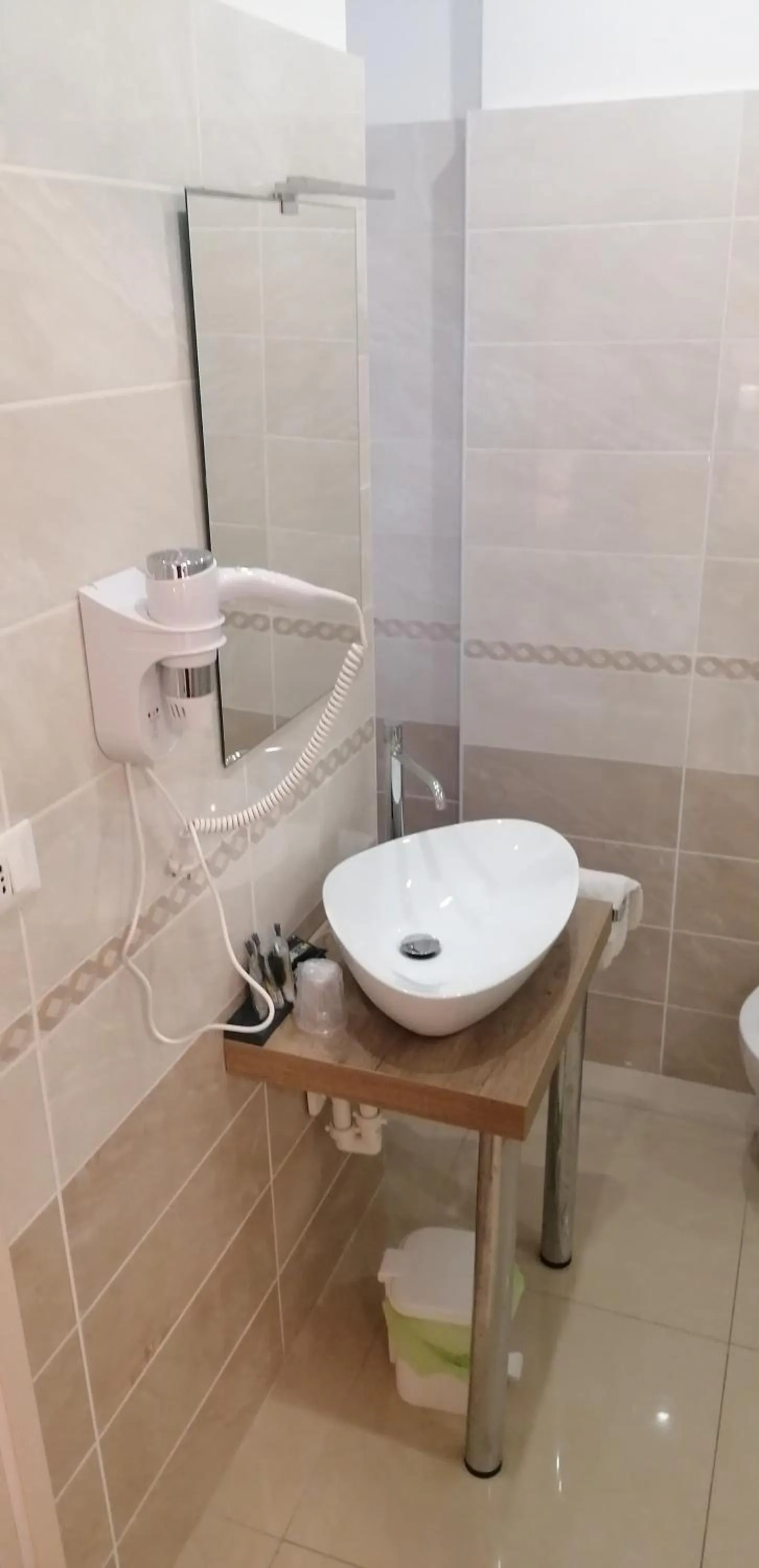 Shower in Hotel Boccascena