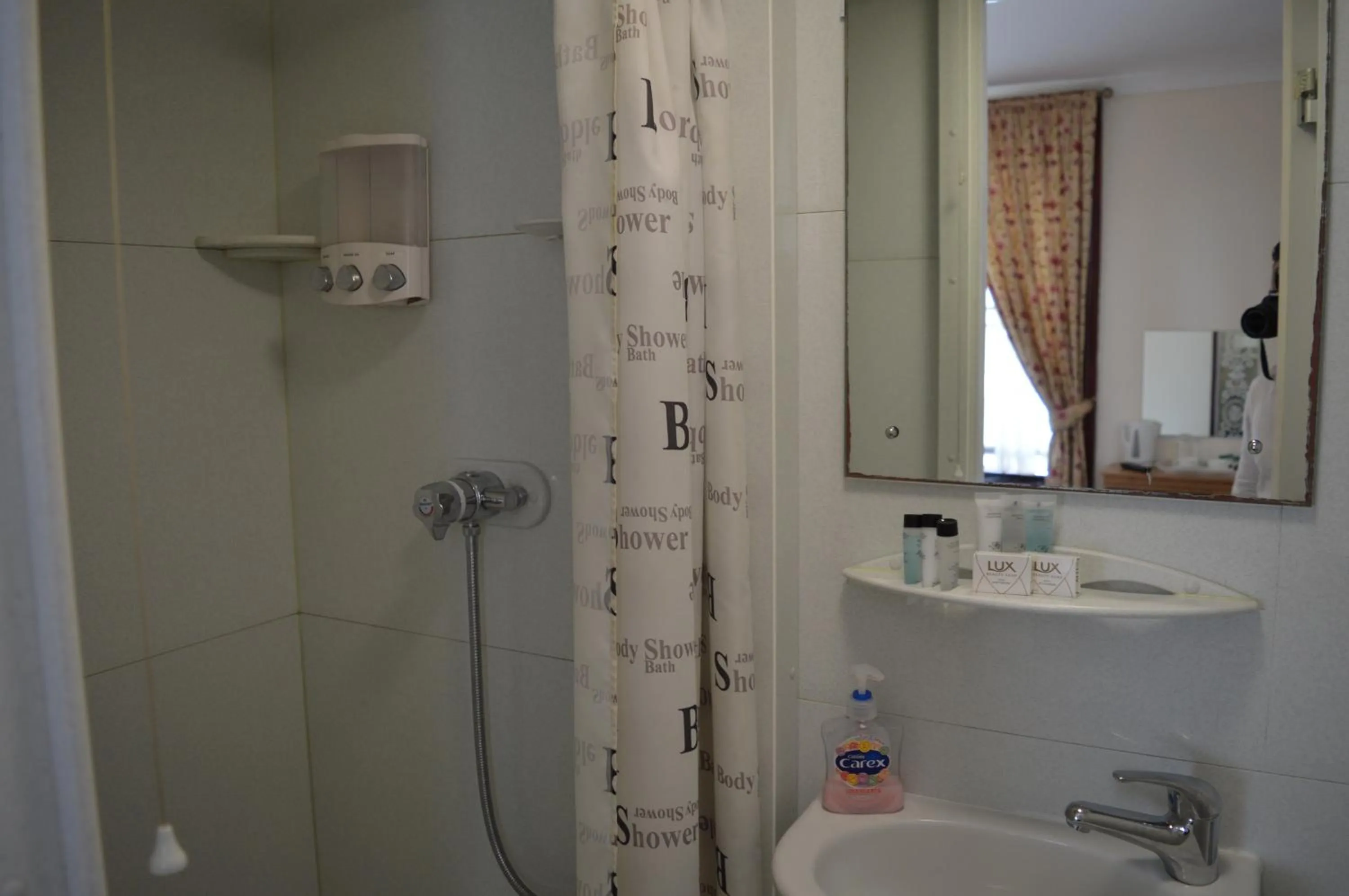 Bathroom in Globe Hotel