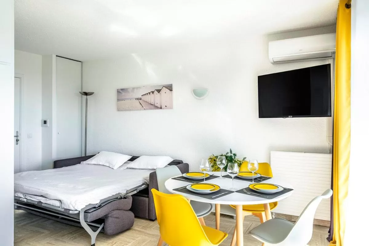 Bed in Cannes Marina Appart Hotel Mandelieu