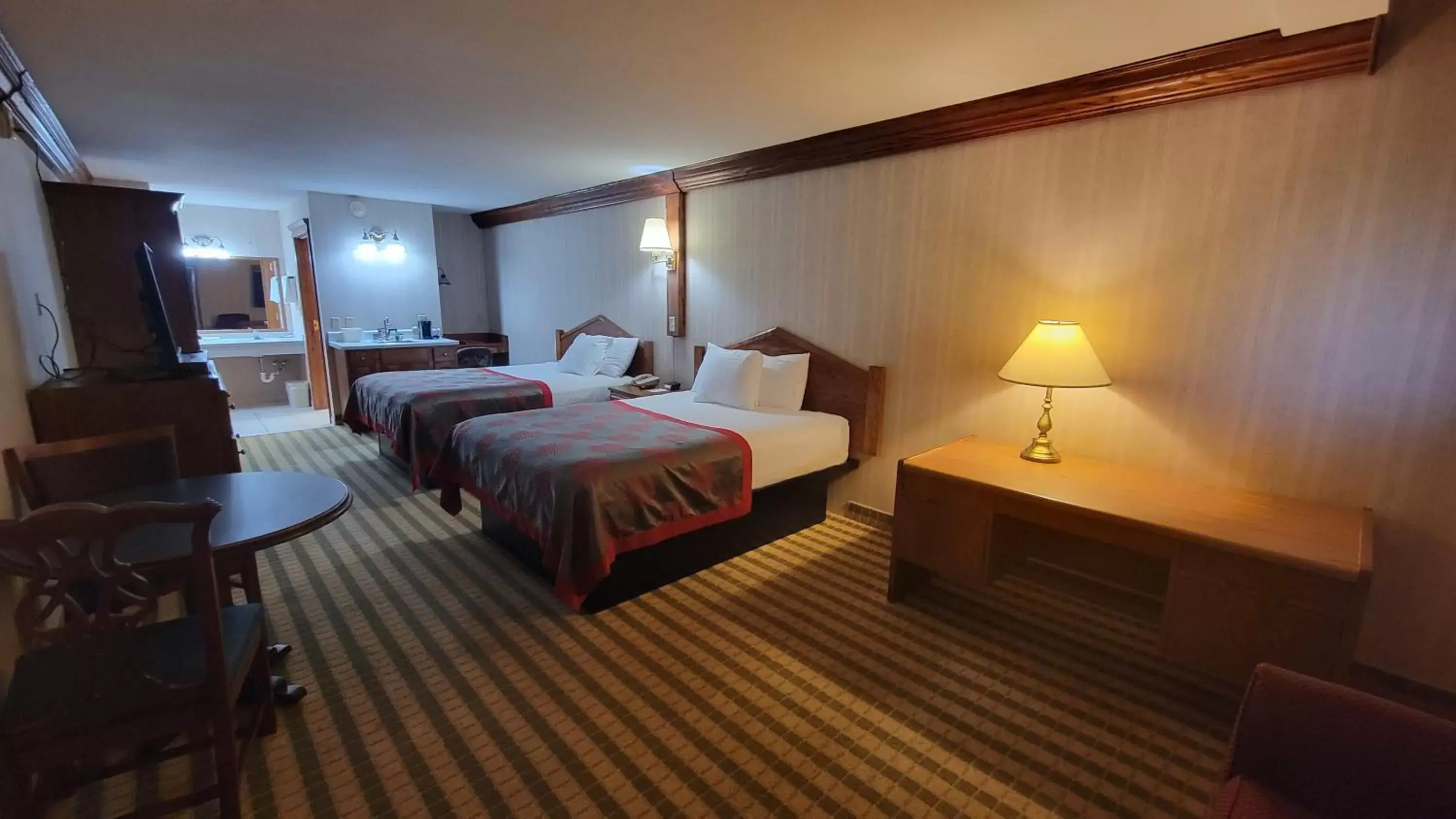 Queen Room with Two Queen Beds - Non-Smoking in Ramada by Wyndham Saginaw Hotel & Suites Queen Room with Two Queen Beds - Non-Smoking in Ramada by Wyndham Saginaw Hotel & Suites