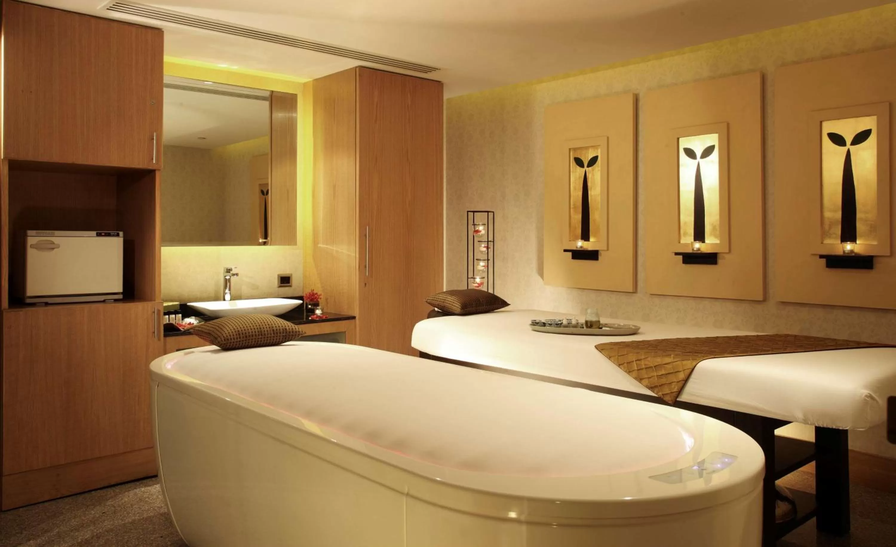 Spa and wellness centre/facilities, Bed in Radisson Blu Plaza Delhi Airport