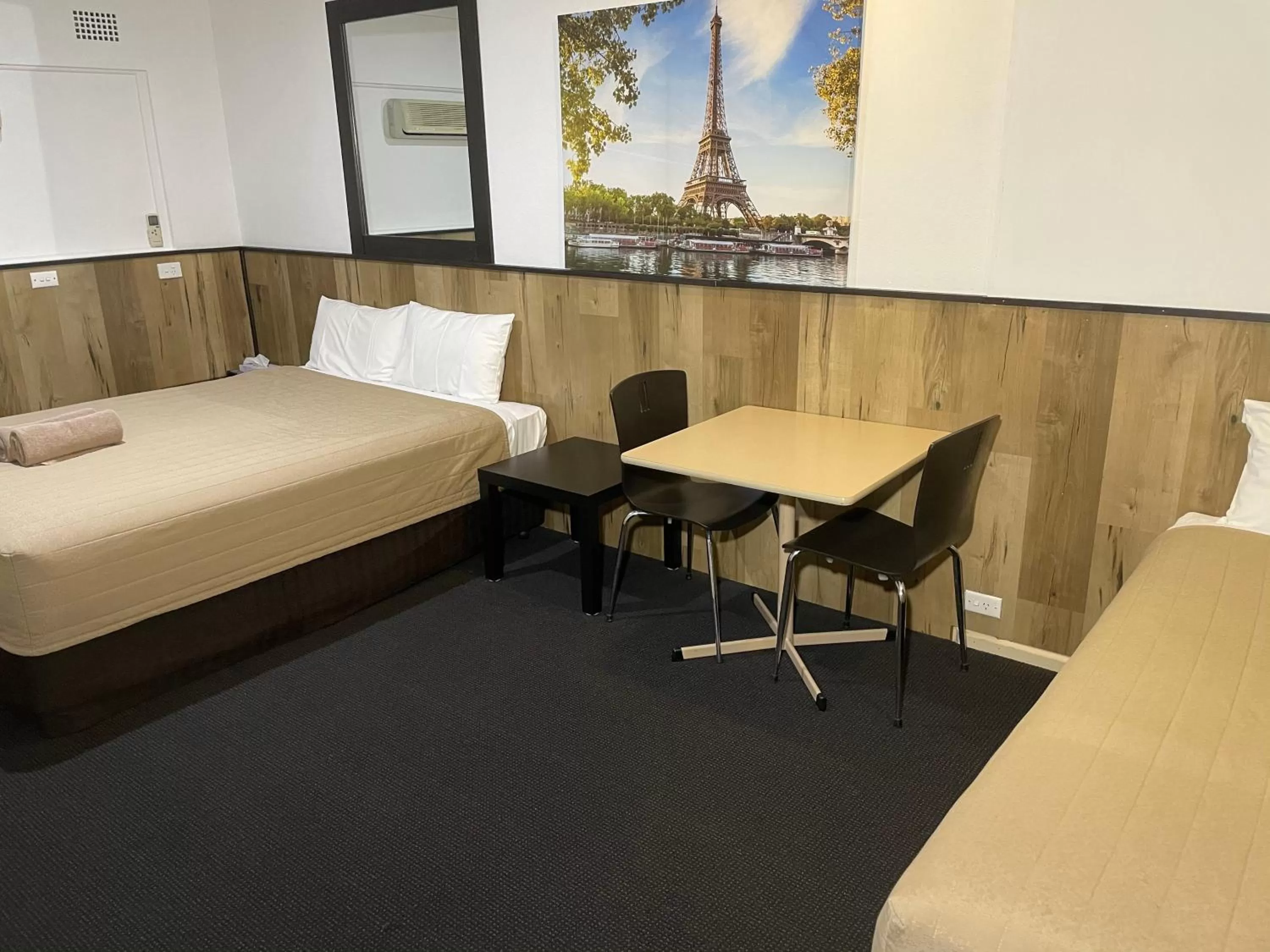 Bed in Countryman Motor Inn Cowra