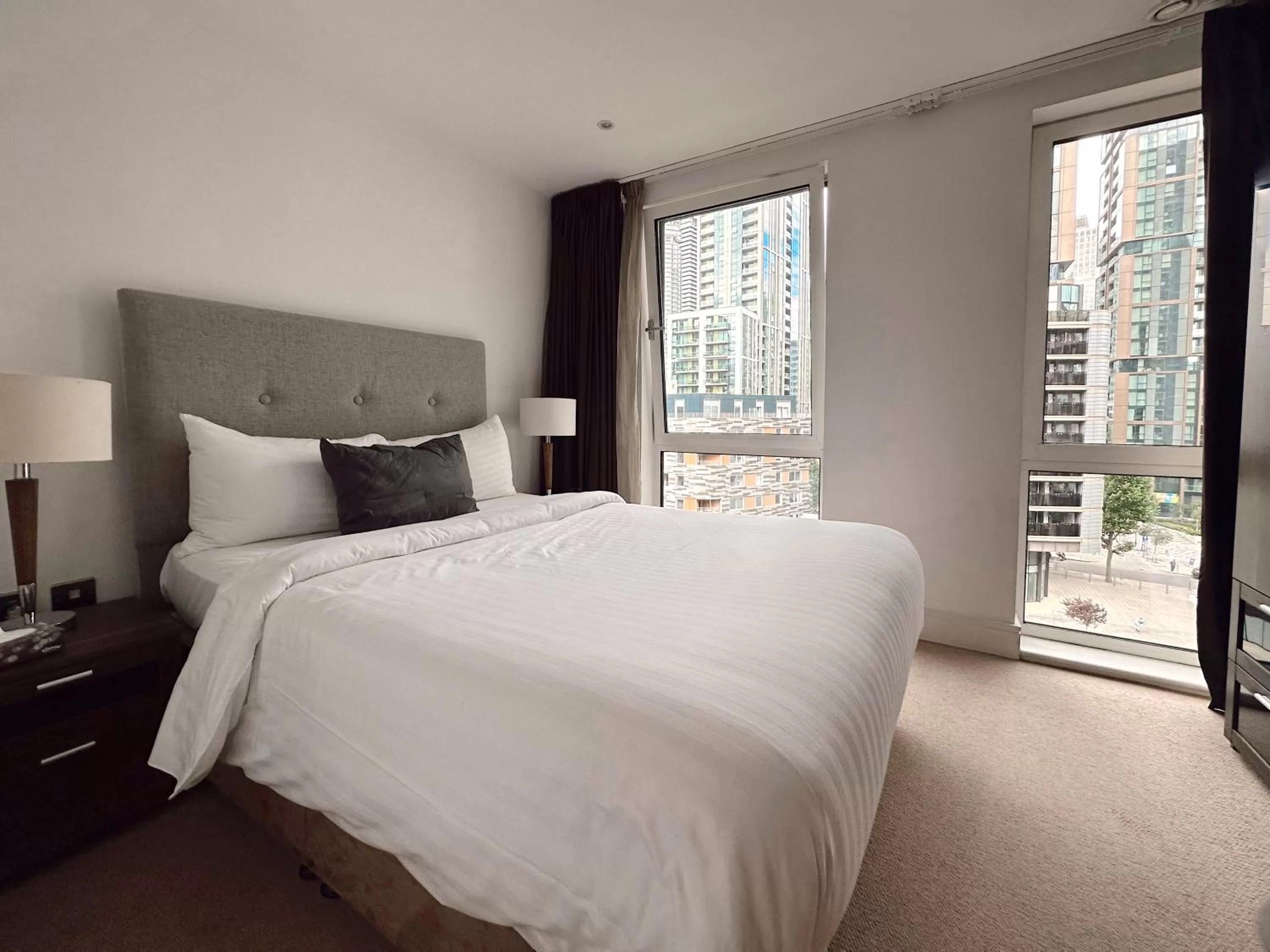 Bedroom, Bed in Canary Wharf - Luxury Apartments