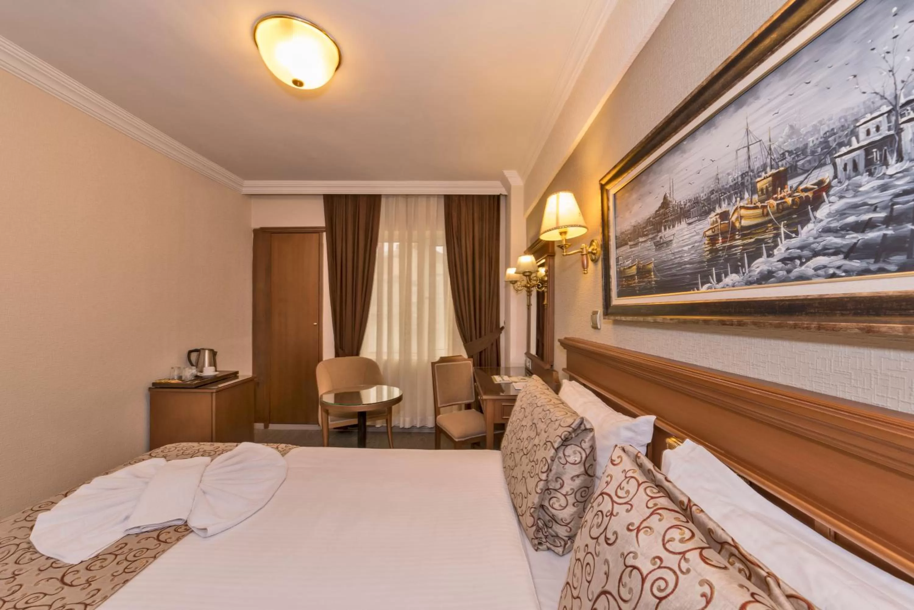 Photo of the whole room, Bed in Laleli Gonen Hotel