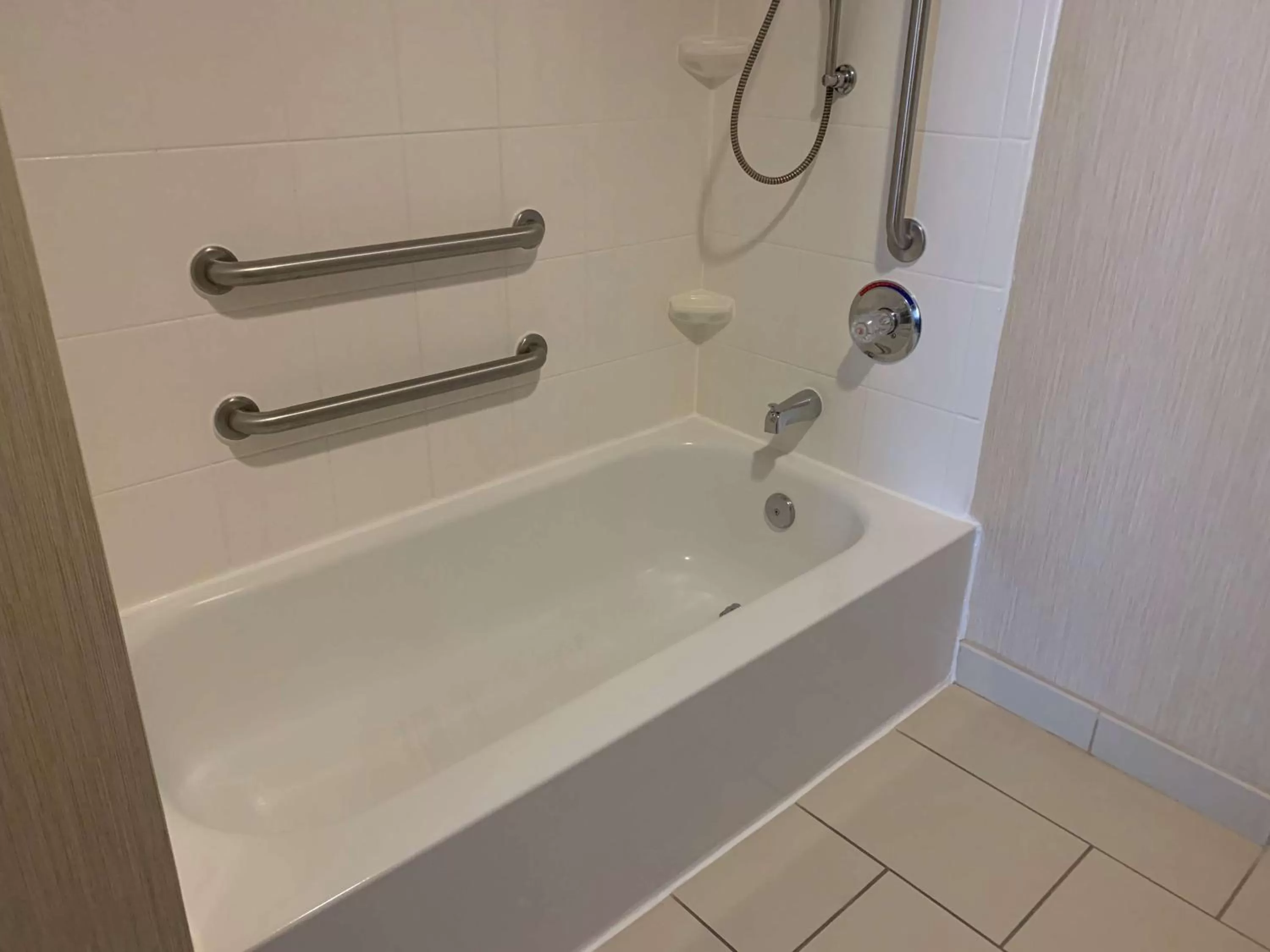 Bathroom in Surface Inn Worthington