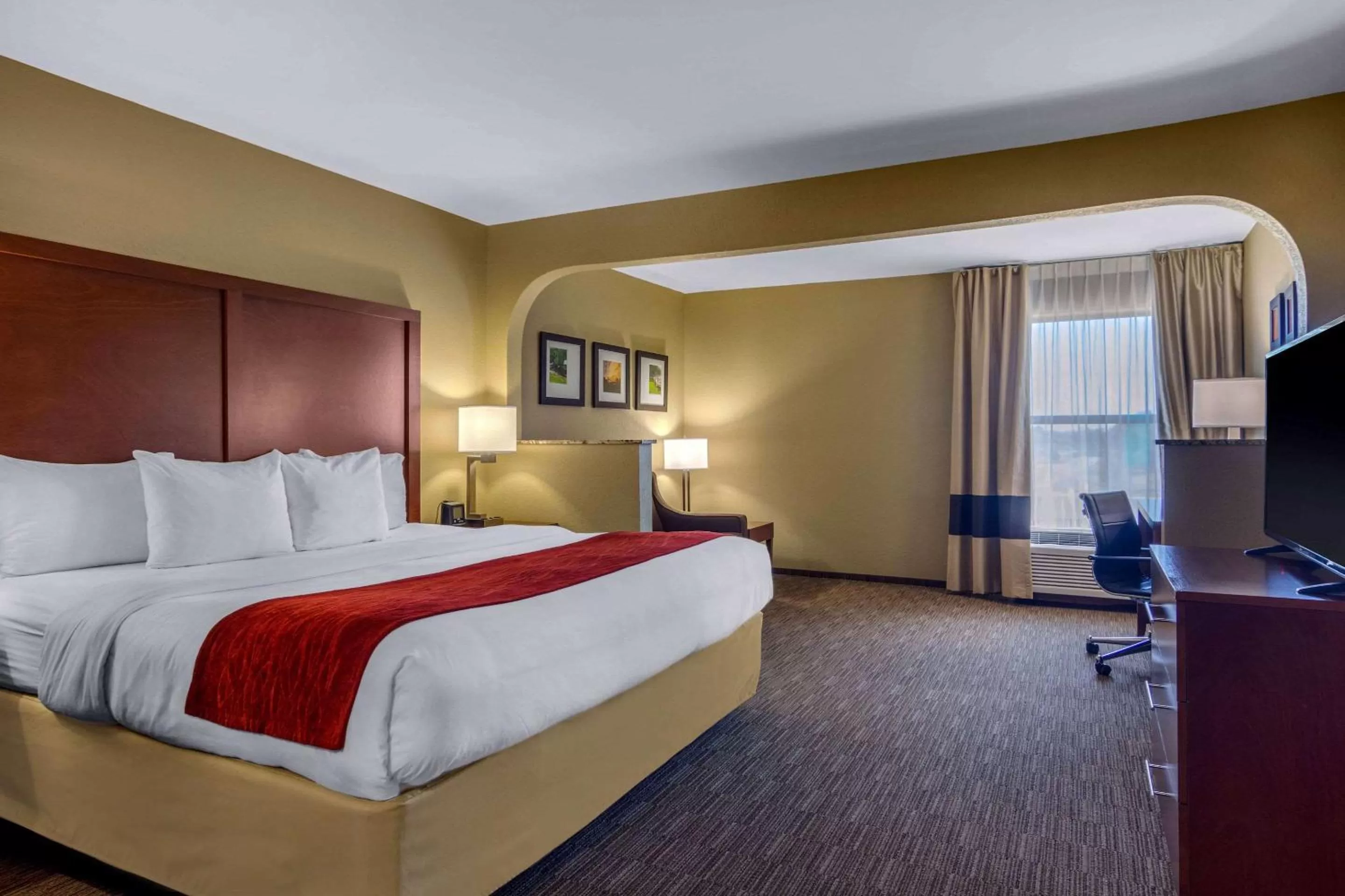 Photo of the whole room, Bed in Comfort Inn & Suites LaGrange East