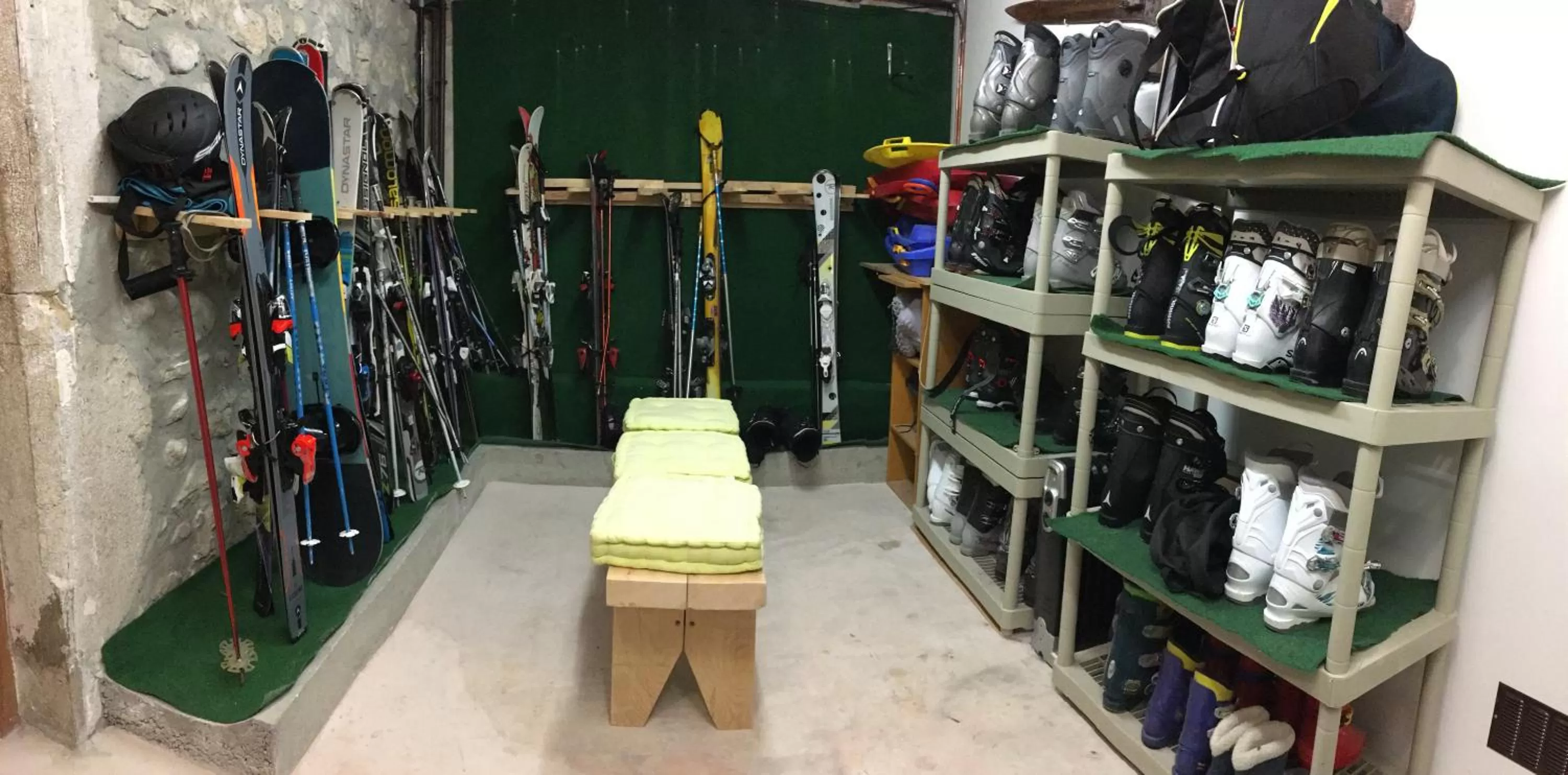 Spring in Hôtel Le Dauphin