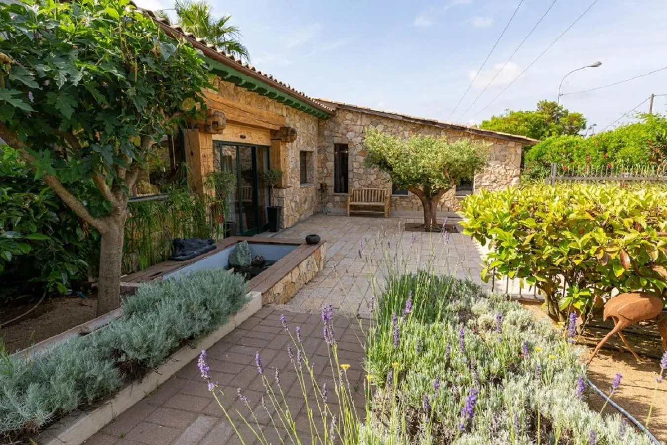 Facade/entrance in Hôtel Le Roi Théodore & Spa