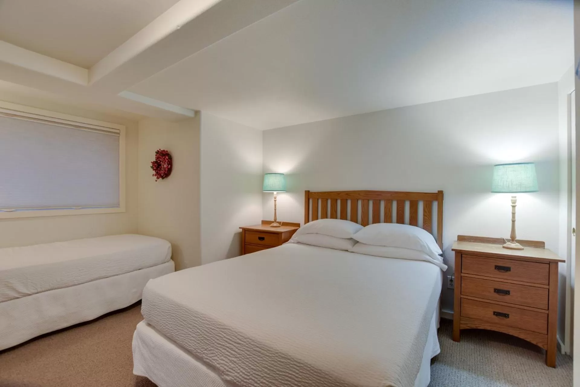 Bedroom, Bed in The Waves