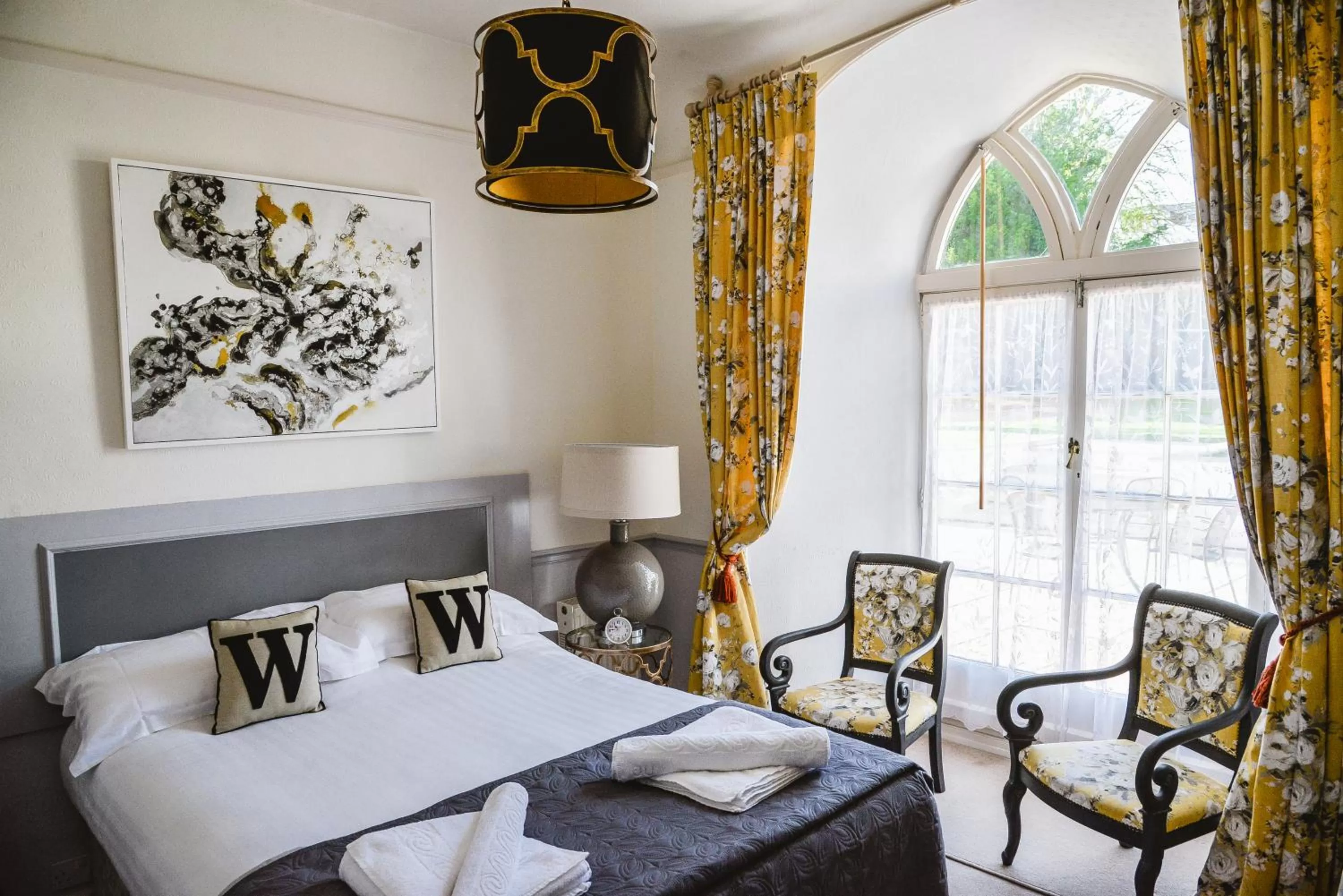 Bed in The Woodlands Hotel